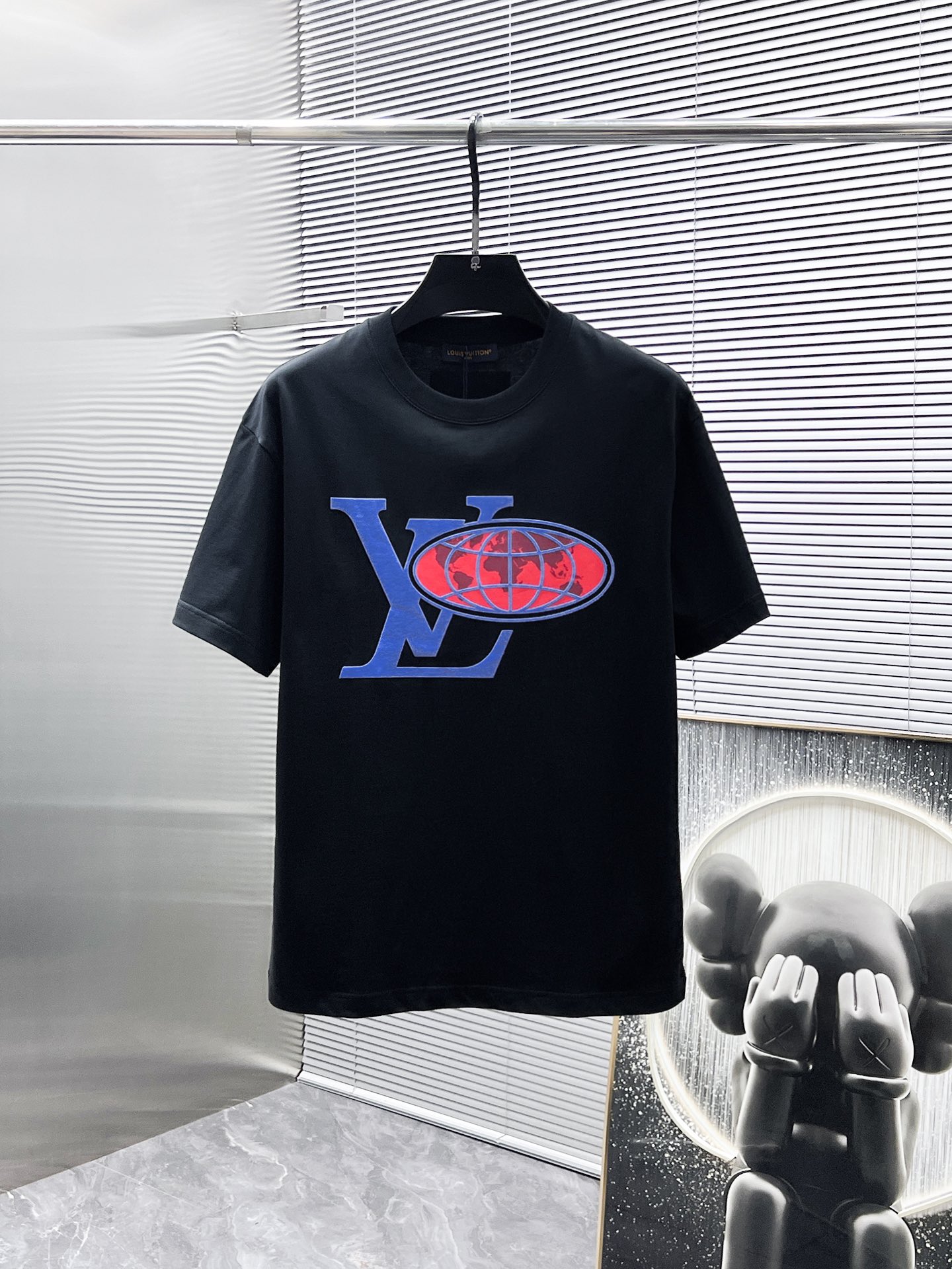 NO:428871,Louis Vuitton LV 2025ss new style, half-sleeved T-shirt, short-sleeved round neck T-shirt, high-end version!  Customized fabrics for counters are breathable and comfortable, with impeccable details, and the brand element design concept reflects high quality. The feel is delicate and soft!  It is casually cut, with a great upper body style!  48-56, ,louis vuitton,louis vuitton,T-shirt,tees,t-shirt,alexander wang19860909路易威登 LV 2025ss新款 半袖 体恤 短袖 圆领T恤,高端版本！专柜定制面料 透气舒适度高,细节无可挑剔,品牌元素设计理念,体现高品质.手感细腻柔软！呈现休闲裁剪,上身版型超赞！码数48-56,,louis vuitton,louis vuitton,T-shirt,tees，t-shirt,alexander wang,Men's clothing