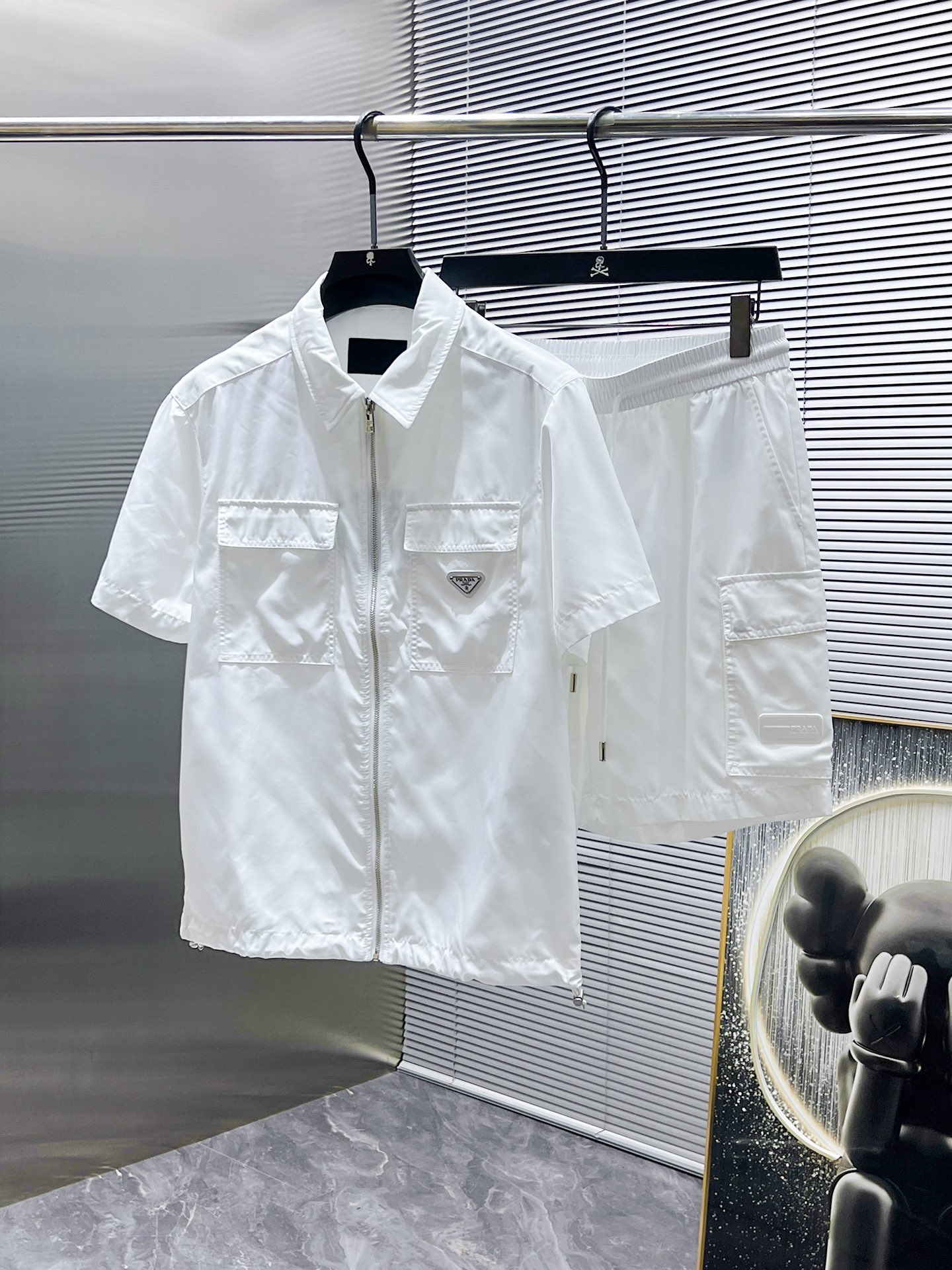 NO:428872,Prada Prada 2025ss Spring and Summer New Style Casual Short Sleeve Shorts Pants Set, High-end Version!  Customized fabrics for counters are breathable and comfortable, with impeccable details, and the brand element design concept reflects high quality. The feel is delicate and soft!  It is casually cut, with a great upper body style!  Number of codes 48-56, prada, prada, shorts, T-shirt, alexander wang19860909普拉达 Prada 2025ss春夏新款 休闲 短袖 短裤裤 套装,高端版本！专柜定制面料 透气舒适度高,细节无可挑剔,品牌元素设计理念,体现高品质.手感细腻柔软！呈现休闲裁剪,上身版型超赞！码数48-56,,prada,prada,shorts,T-shirt,alexander wang,Men's clothing