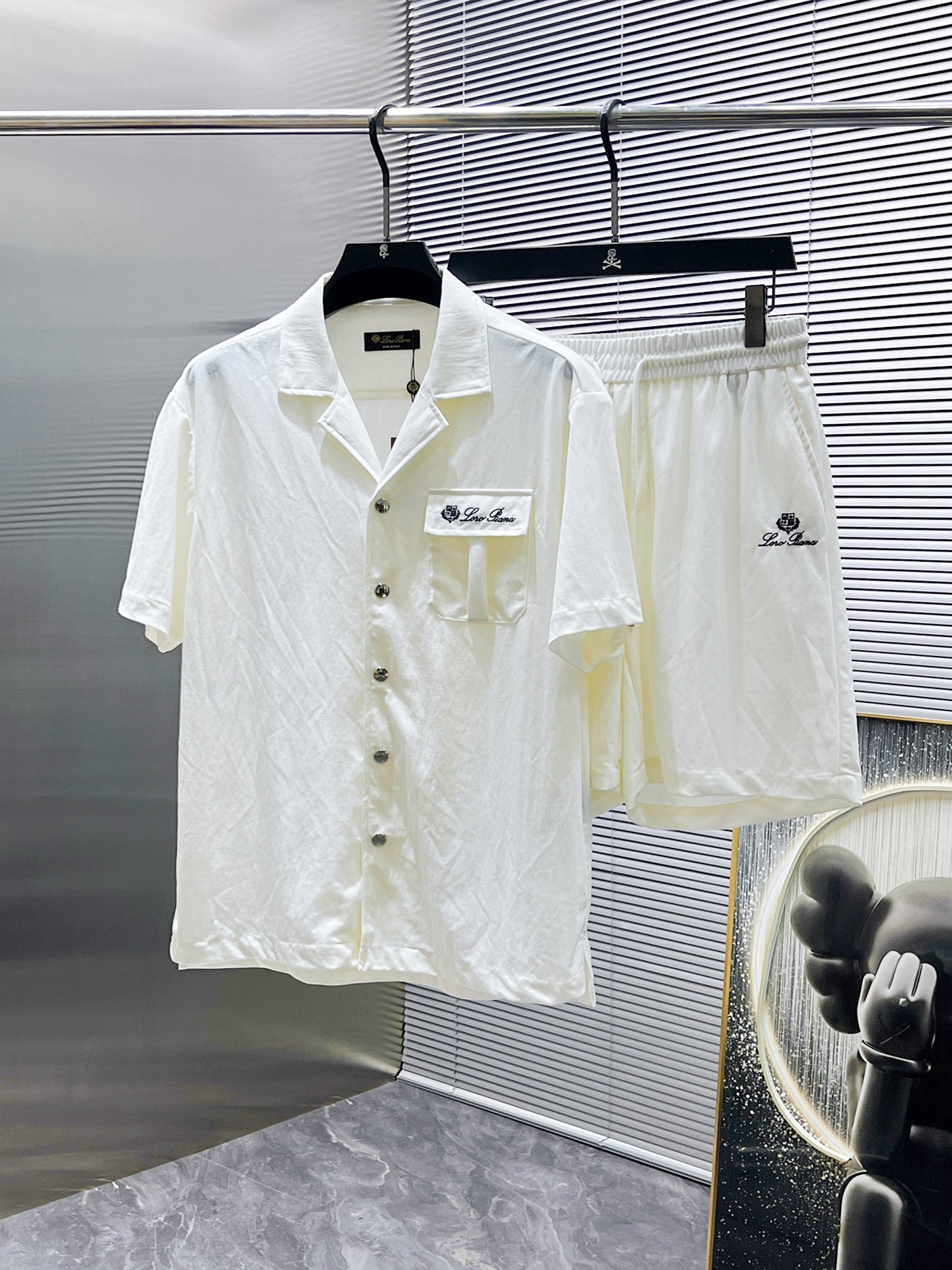 NO:428875,LP 1895ss Summer New Style Casual Short Sleeve Shorts Set, High-end Version!  Customized fabrics for counters are breathable and comfortable, with impeccable details, and the brand element design concept reflects high quality. The feel is delicate and soft!  It is casually cut, with a great upper body style!  Count 48-56, loro piana, shorts, T-shirt, alexander wang19860909LP 1895ss夏季新款 休闲 短袖 短裤 套装,高端版本！专柜定制面料 透气舒适度高,细节无可挑剔,品牌元素设计理念,体现高品质.手感细腻柔软！呈现休闲裁剪,上身版型超赞！码数48-56,,loro piana,shorts,T-shirt,alexander wang,Men's clothing