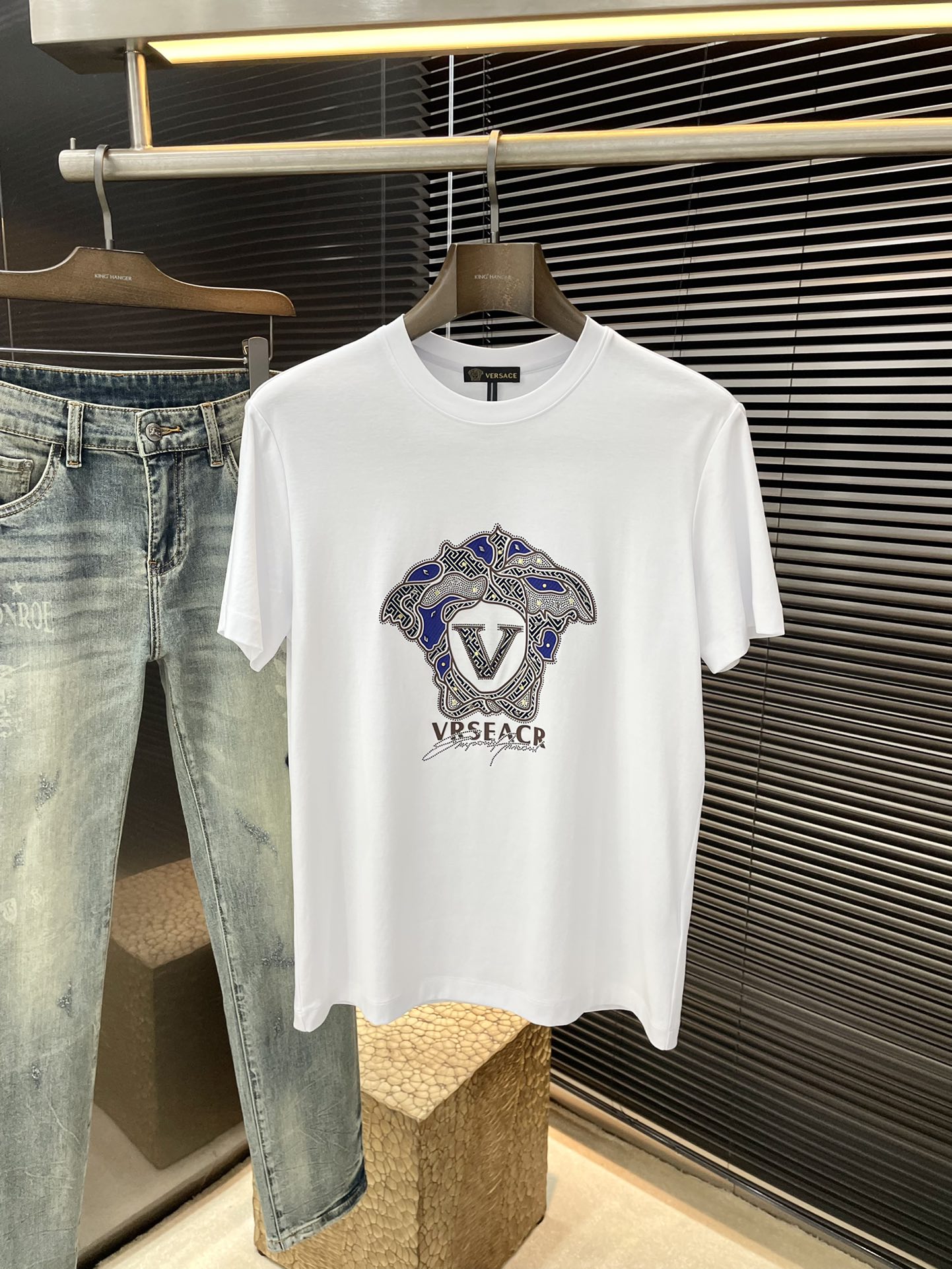 NO:417208,P Versace- (Versace) series VIP high-end customization 2025 spring and summer new short-sleeved style versatile styles anyone can easily control. Fully customized fabrics, high-quality double-sided silk soft cotton fabric. The fabric feels soft and the upper body is comfortable and soft. The simple style is very classy, ​​simple and unique, and the style is very exquisite. The cut is very exquisite, showing the aura, and it will highlight the exquisiteness of business men!  Size 48-56, versace, versace, T-shirt, alexander wang19860909P  Versace-（范思哲）系列 VIP高级定制 2025春夏季新款短袖 百搭款式 任何人都可以轻松驾驭 面料全订制 高定一等品双面丝柔棉面料 面料手感柔软,上身舒适柔软 简约的款式非常显档次,简约个性时尚,版型剪裁非常精致,显气场,又会凸显商务男士的精致！尺码 48-56,,versace,versace,T-shirt,alexander wang,Men's clothing