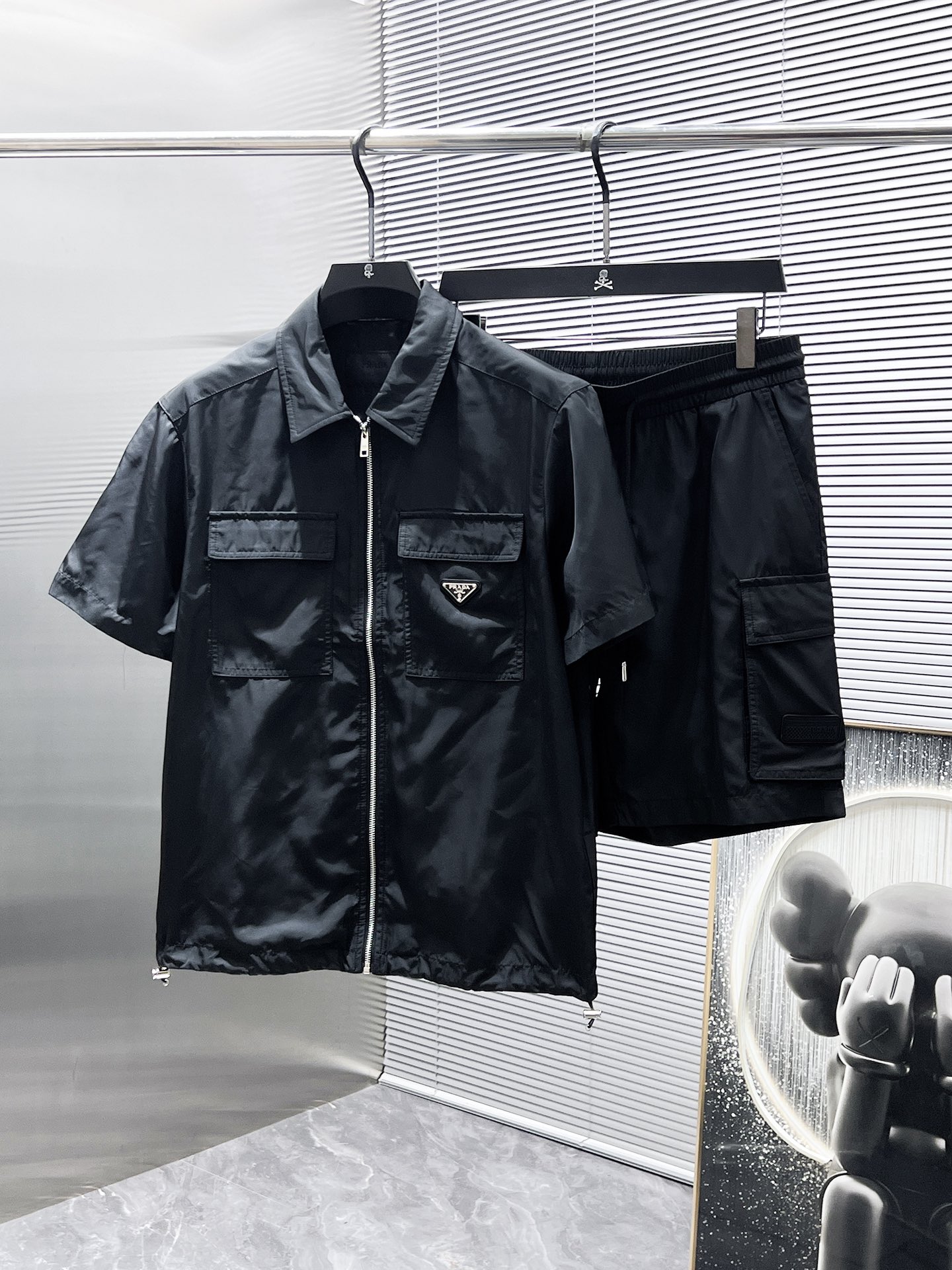 NO:509006,Prada Prada 2025ss Spring and Summer New Style Casual Short Sleeve Shorts Pants Set, High-end Version!  Customized fabrics for counters are breathable and comfortable, with impeccable details, and the brand element design concept reflects high quality. The feel is delicate and soft!  It is casually cut, with a great upper body style!  Number of codes 48-56, prada, prada, shorts, T-shirt, alexander wang19860909普拉达 Prada 2025ss春夏新款 休闲 短袖 短裤裤 套装,高端版本！专柜定制面料 透气舒适度高,细节无可挑剔,品牌元素设计理念,体现高品质.手感细腻柔软！呈现休闲裁剪,上身版型超赞！码数48-56,,prada,prada,shorts,T-shirt,alexander wang,Men's clothing