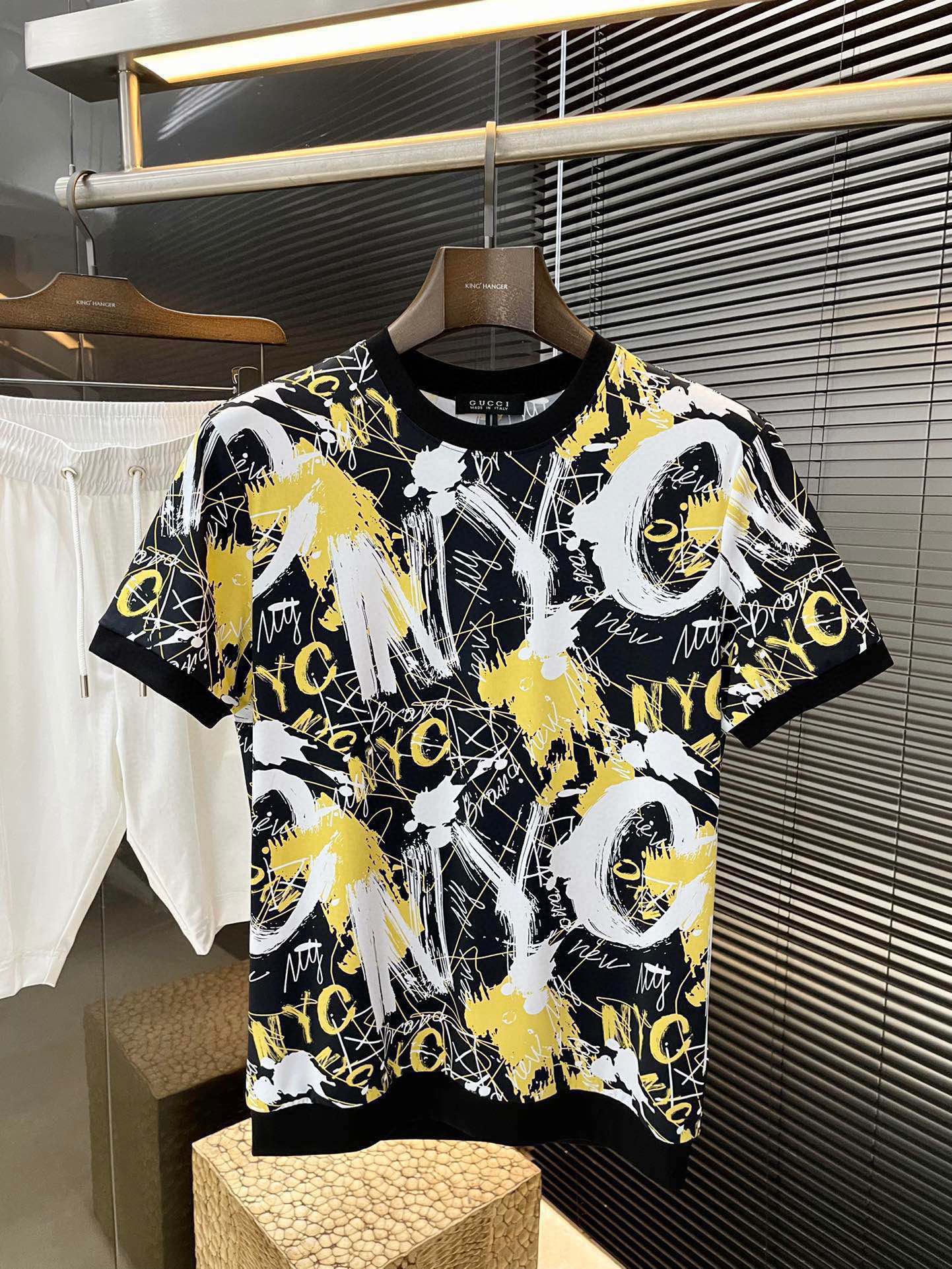 NO:417215,P Gucci series VIP high-end customization 2025 spring and summer new short-sleeved style versatile styles anyone can easily control. Fully customized digital printing process, high-quality first-class Jinmin fabric. The fabric feels soft and the upper body is comfortable and soft. The simple style is very classy, ​​simple and unique. The style is very exquisite, and the style is very exquisite, showing the aura, and it will highlight the exquisiteness of business men!  Size 48-56, gucci, gucci, T-shirt, alexander wang19860909P  Gucci（古驰）系列 VIP高级定制 2025春夏季新款短袖 百搭款式 任何人都可以轻松驾驭 面料全订制数码印花工艺 高定一等品锦氨面料 面料手感柔软,上身舒适柔软 简约的款式非常显档次,简约个性时尚,版型剪裁非常精致,显气场,又会凸显商务男士的精致！尺码 48-56,,gucci,gucci,T-shirt,alexander wang,Men's clothing