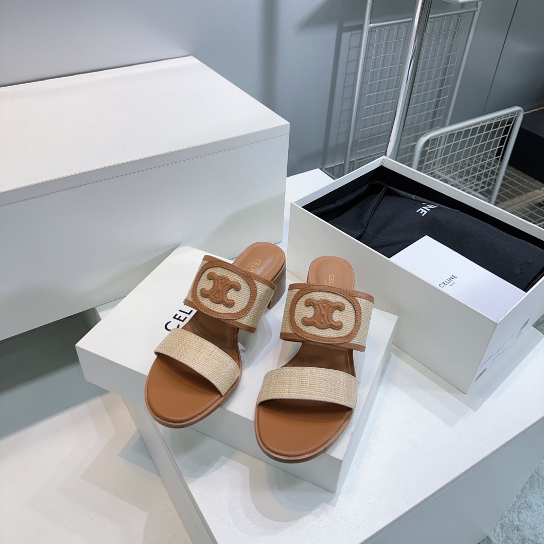 NO:405319,High quality!  Top quality celine 25 spring and summer new Arc de Triomphe Roman thick heel slippers!  A very high-end Arc de Triomphe design is very brand-recognizable, super beautiful and versatile, and a very girly! Imported original material of upper, inner footbed imported goatskin, imported Italian leather outsole Heel height: about 4.5cm Size: 35-40 (40, no return or exchange) With original packaging, slippers, celine, celine, slippers, sheepskin, Leather soles19860909高品质！顶级品质celine 赛琳25春夏新款凯旋门罗马粗跟拖鞋！ 非常高级的一款凯旋门设计极具品牌辨识度,超级好看百搭,好少女! 鞋面进口原版材质 内里垫脚进口山羊皮 意大利进口真皮大底 跟高:约4.5cm 码数:35-40(40 定不退换） 配原版包装,拖鞋,celine,celine,slippers,sheepskin,Leather soles,Women's Shoes