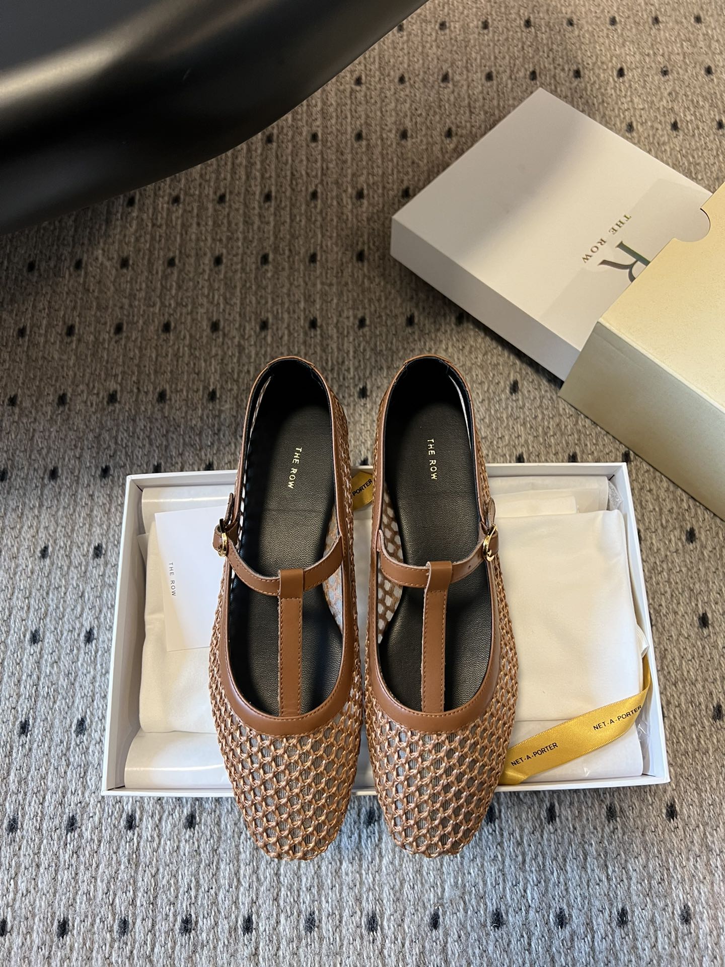 NO:404679,The ROW 25ss woven net retro single shoes I have to praise the row is really a life-long push. Continuing the usual minimalist style, the whole pair of shoes looks full of texture. It seems simple, but the craftsman is difficult to make. It is made by a full leather case package, made by the master, super waste, it is comfortable, soft and skin-friendly to wear on the feet. It is not worry about the feeling of the feet. It is necessary to wear it. If you don’t wear it, you don’t want to take it off. If you have high requirements for foot feeling, you can close your eyes and enter it. Size 35-40 (40 custom-made, no return or exchange, single shoes19860909莞产 THE ROW 25ss编织网复古单鞋 不得不夸 the row真的是一生推 延续了一贯极简风格,整双鞋看着质感满满 看似简单其实工艺很难,采用全皮套包制作工艺,老师傅制作,超级废料,上脚裸穿舒适柔软亲肤,脚感方面完全不可担心,好穿是必须的,穿若无穿的上脚体验,穿上就不想脱的款,对脚感要求高的闭眼入它 码数35-40（40定制不退换,单鞋,Women's Shoes