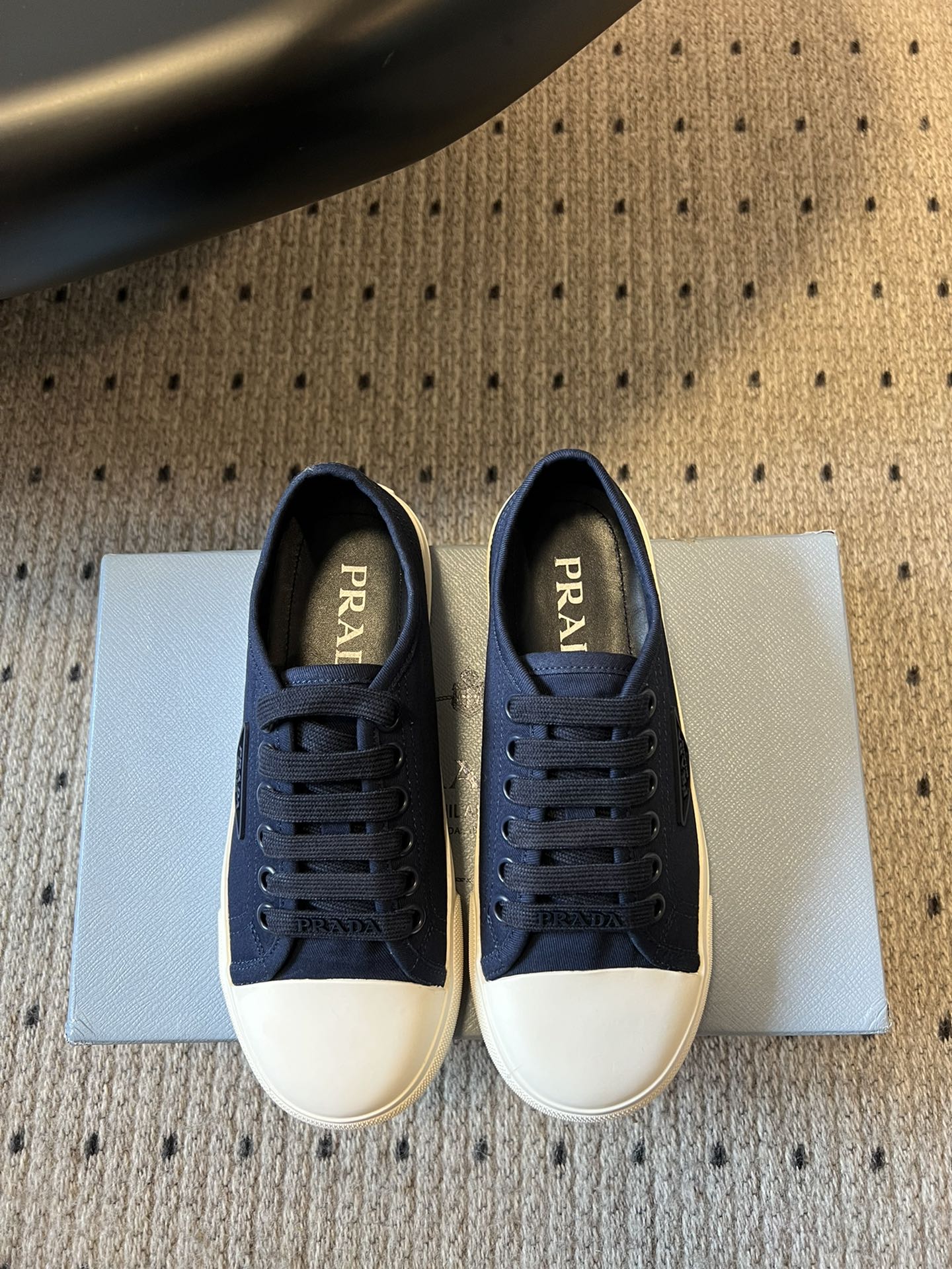 NO:384731,Prad* Prada 25ss round toe canvas shoes, the latest black technology of technology canvas. Prada has brought us good-looking biscuit shoes after a few years. A must-have for fashionable people, without any complicated decorations, with excellent vintage feel, pure and minimalist, neat and poetic. The latest canvas, with a new casual flavor. The upper original canvas, size 35-40 (40 customization, no return and exchange, original custom sole, casual shoes/sports shoes, prada, prada, sneakers19860909Prad* 普拉达25ss圆头帆布鞋 科技帆布最新黑科技 相隔几年Prada又给我们带来好看的饼干鞋了 时髦精绝对不能错过的必入款,没有任何繁杂装饰,质感极好的vintage感,纯粹和极简做得利落又诗意.最新款的帆布,新增随性味道. 鞋面原版帆布 码数35-40（40定制不退换 大底原版定制大底,休闲鞋/运动鞋,prada,prada,sneakers,Women's Shoes