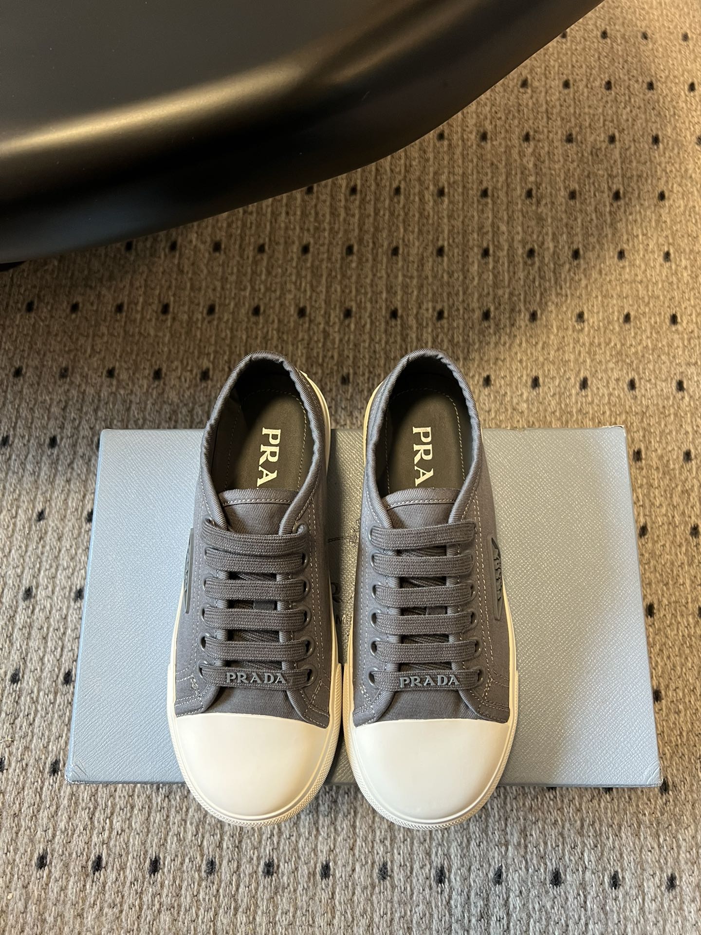 NO:384740,Prad* Prada 25ss round toe canvas shoes, the latest black technology of technology canvas. Prada has brought us good-looking biscuit shoes after a few years. A must-have for fashionable people, without any complicated decorations, with excellent vintage feel, pure and minimalist, neat and poetic. The latest canvas, with a new casual flavor. The upper original canvas, size 35-40 (40 customization, no return and exchange, original custom sole, casual shoes/sports shoes, prada, prada, sneakers19860909Prad* 普拉达25ss圆头帆布鞋 科技帆布最新黑科技 相隔几年Prada又给我们带来好看的饼干鞋了 时髦精绝对不能错过的必入款,没有任何繁杂装饰,质感极好的vintage感,纯粹和极简做得利落又诗意.最新款的帆布,新增随性味道. 鞋面原版帆布 码数35-40（40定制不退换 大底原版定制大底,休闲鞋/运动鞋,prada,prada,sneakers,Women's Shoes