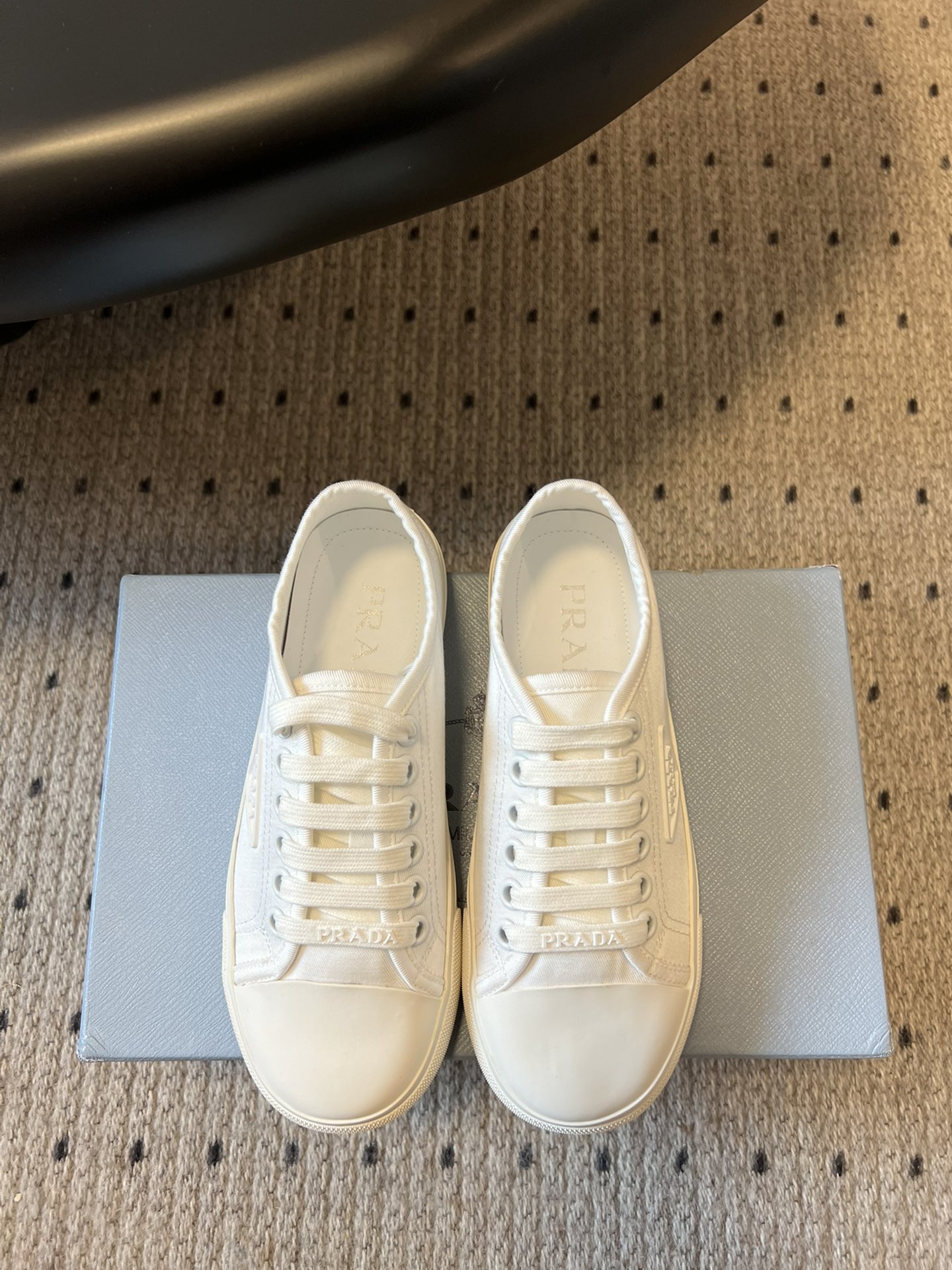 NO:384748,Prad* Prada 25ss round toe canvas shoes, the latest black technology of technology canvas. Prada has brought us good-looking biscuit shoes after a few years. A must-have for fashionable people, without any complicated decorations, with excellent vintage feel, pure and minimalist, neat and poetic. The latest canvas, with a new casual flavor. The upper original canvas, size 35-40 (40 customization, no return and exchange, original custom sole, casual shoes/sports shoes, prada, prada, sneakers19860909Prad* 普拉达25ss圆头帆布鞋 科技帆布最新黑科技 相隔几年Prada又给我们带来好看的饼干鞋了 时髦精绝对不能错过的必入款,没有任何繁杂装饰,质感极好的vintage感,纯粹和极简做得利落又诗意.最新款的帆布,新增随性味道. 鞋面原版帆布 码数35-40（40定制不退换 大底原版定制大底,休闲鞋/运动鞋,prada,prada,sneakers,Women's Shoes