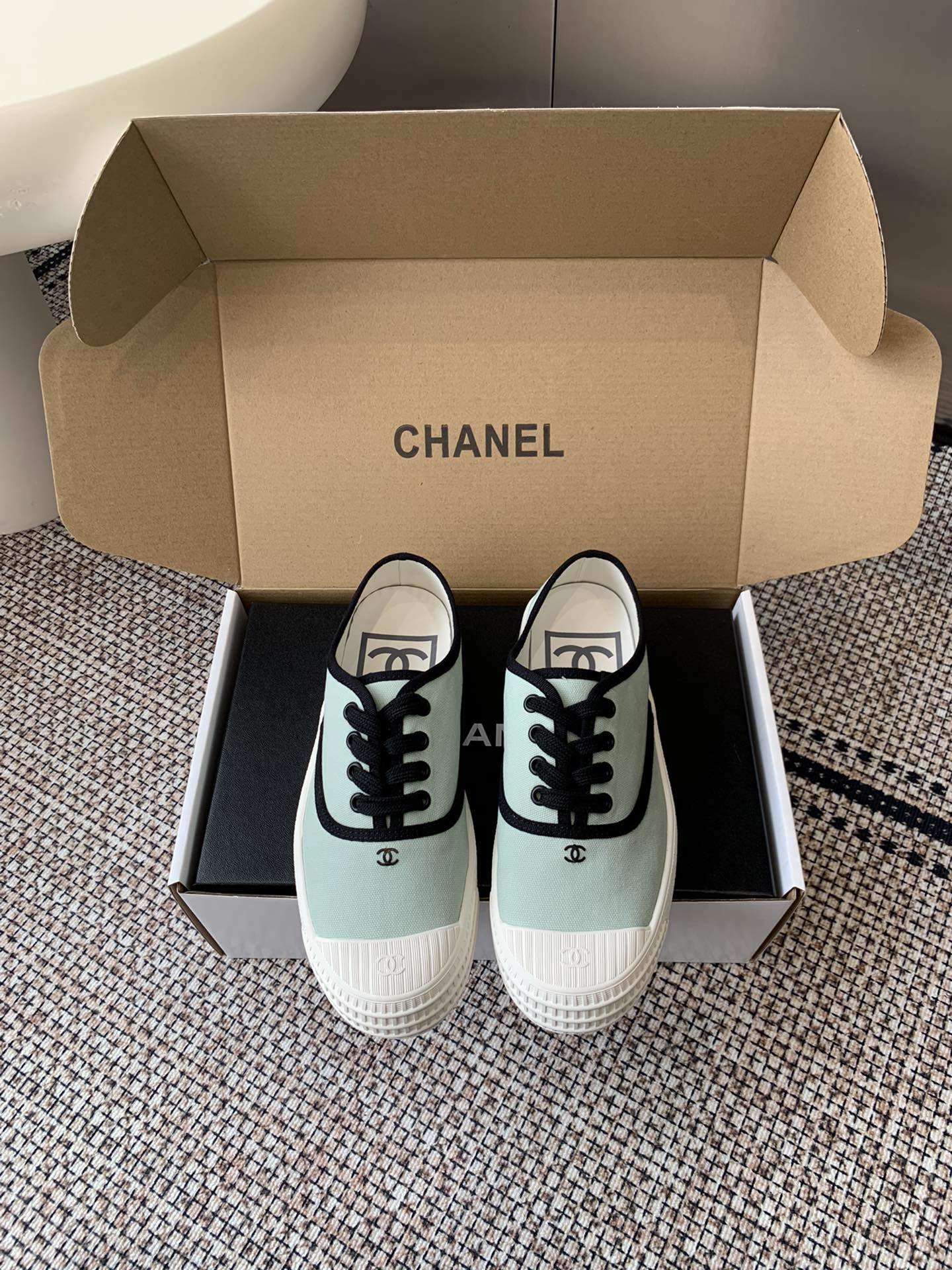 NO:512071,Chanel Chanel 25ss hidden medieval canvas shoes full of Vintage, medieval replica canvas shoes suitable for spring and summer, black and white splicing is very Chanel, and socks is very retro. The feeling of the college is 35-39 (customized for 40), casual shoes/sports, chanel, chanel, sneakers, socks19860909Chanel 香奈儿25ss隐藏中古款帆布鞋 Vintage感满满 中古复刻款 帆布鞋适配春夏 黑白拼接就很Chanel 配合袜子就很复古学院的感觉码数35-39（40定做）,休闲鞋/运动鞋,chanel,chanel,sneakers,socks,Women's Shoes