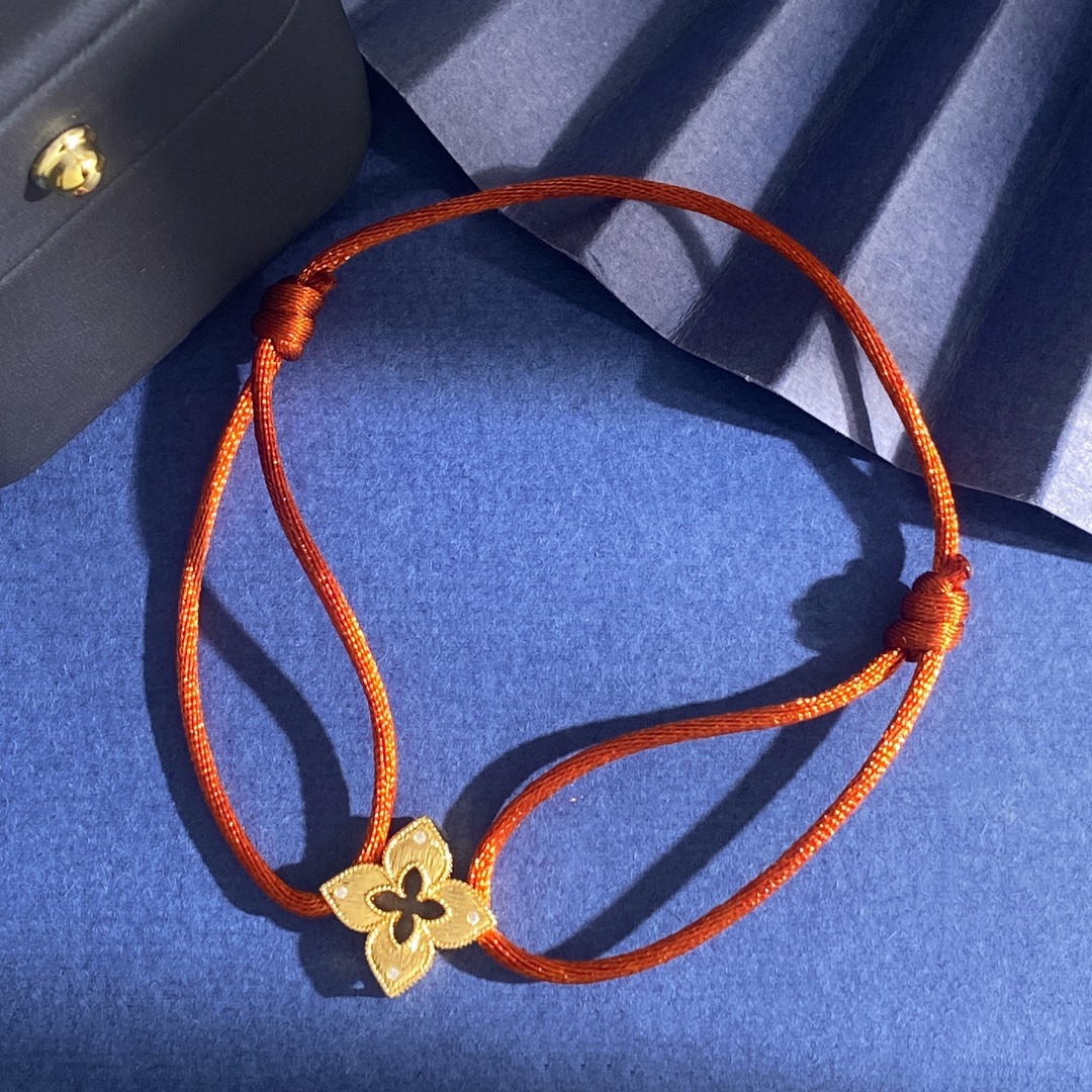 金色小号RC80 45 48
Roberto Coin珂瑛 四瓣花 四叶花 镶小白钻金属拉丝镂空玑镂雕