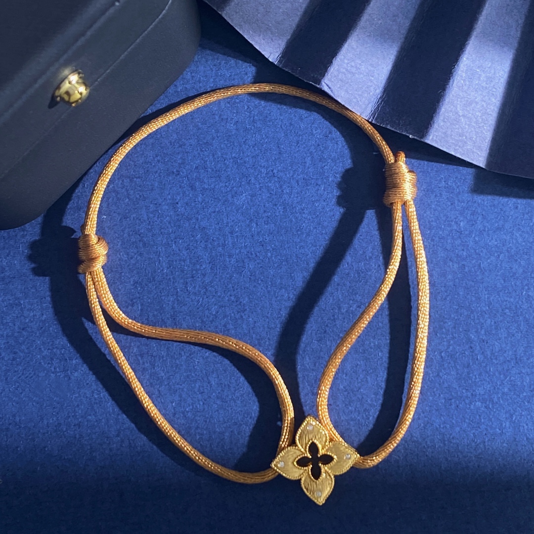  金色小号RC80 45 48
Roberto Coin珂瑛 四瓣花 四叶花 镶小白钻金属拉丝镂空玑镂雕