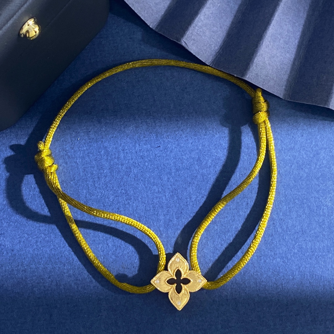  金色小号RC80 45 48
Roberto Coin珂瑛 四瓣花 四叶花 镶小白钻金属拉丝镂空玑镂雕