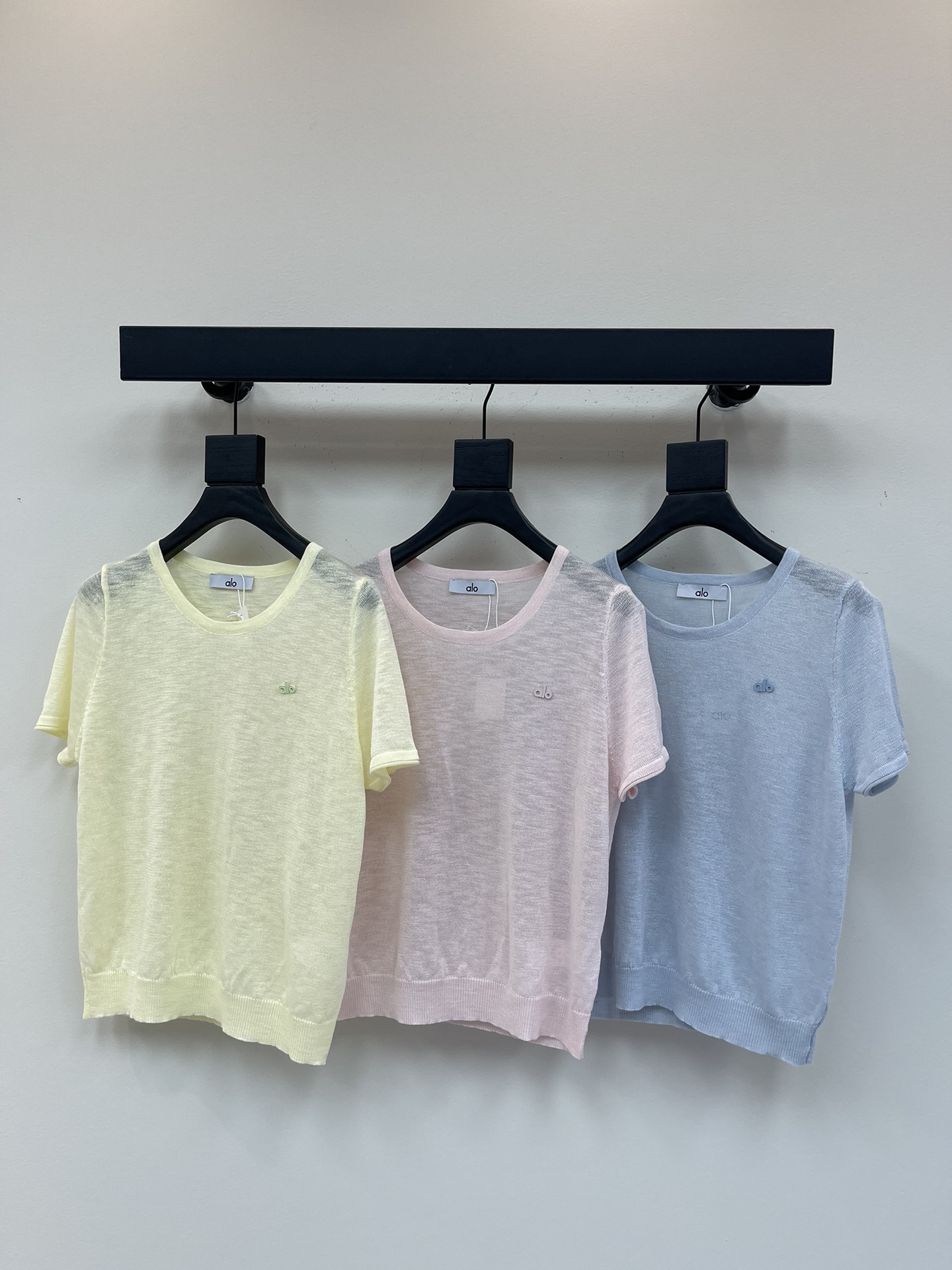 NO:410666,Alo*25 spring and summer new classic logo knitted short sleeves!  The three-dimensional logo on the chest is embellished with brand tone and details!  Thin knitted fabric, comfortable and versatile, not picky!  SML, T-shirt,alexander wang19860909Alo*25春夏新款经典logo针织短袖！胸前立体logo点缀,有品牌调性又有细节亮点！薄款针织面料,舒适百搭不挑人！SML,,T-shirt,alexander wang,Women's clothing