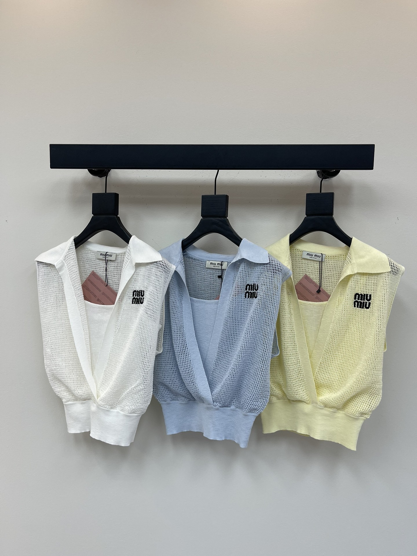 NO:410672,Miumi*25 Spring and Summer New Fake Two-Piece Spliced ​​Knitted Vest!  Hollow knitted vest suspender knitted fake two-piece set!  A wardrobe that always has the design feel!  The fashionable and fake two-piece splicing design is fashionable and eye-catching!  The embroidery logo on the chest is simple and not monotonous!  SML, miumiu, alexander wang19860909Miumi*25春夏新款假两件拼接针织背心！镂空针织背心吊带针织假两件套！一款衣橱里总少不了设计感的单品！时髦假两件拼接设计时髦吸睛！胸前品牌刺绣徽标点缀简约不单调！SML,,miumiu,alexander wang,Women's clothing