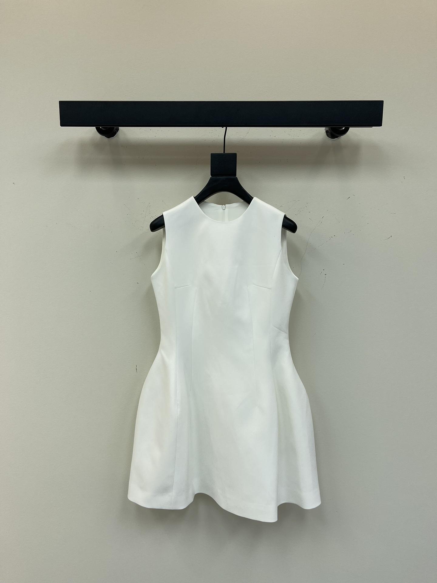 NO:411742,Dio* 25 spring and summer new style flower bud sleeveless waist-hugging dress!  It is really suitable for petite girls. The waist-hugging three-dimensional cut highlights the silhouette of girls, which shows the body proportions. The noble feeling of the upper body comes out all of a sudden. It has a drooping texture and is comfortable and easy to take care of. It is a classic little black skirt and a blooming white rose!  The quality of workmanship depends on the details!  SML, dior, skirts, alexander wang19860909Dio* 25春夏新款 花苞无袖收腰连衣裙！真的太适合娇小的女生了,收腰立体剪裁凸显女生八字廓形,超显身材比例,上身高贵感一下子就出来了.既有垂顺质感又舒适好打理.是经典的小黑裙、也是一朵盛开的白玫瑰！做工品质看细节！SML,,dior,skirts,alexander wang,Women's clothing