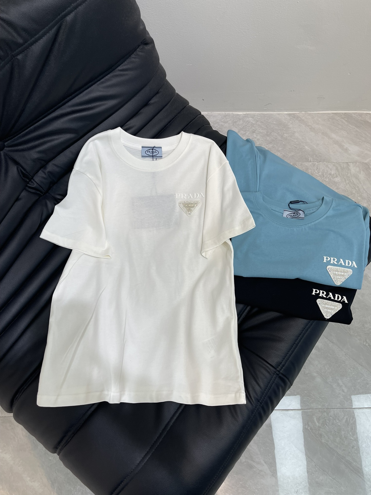 NO:335980,Prada*25 spring and summer new ironing triangular brand short-sleeved T-shirt, imported cotton fabric, classic slightly loose style, versatile and not picky, and the upper body is very beautiful!  SML, prada, T-shirt,tees, t-shirt,alexander wang19860909Prada*25春夏新款烫钻三角牌短袖T恤,进口棉面料,经典微宽松版型百搭不挑人,上身非常漂亮！SML,,prada,T-shirt,tees，t-shirt,alexander wang,Women's clothing
