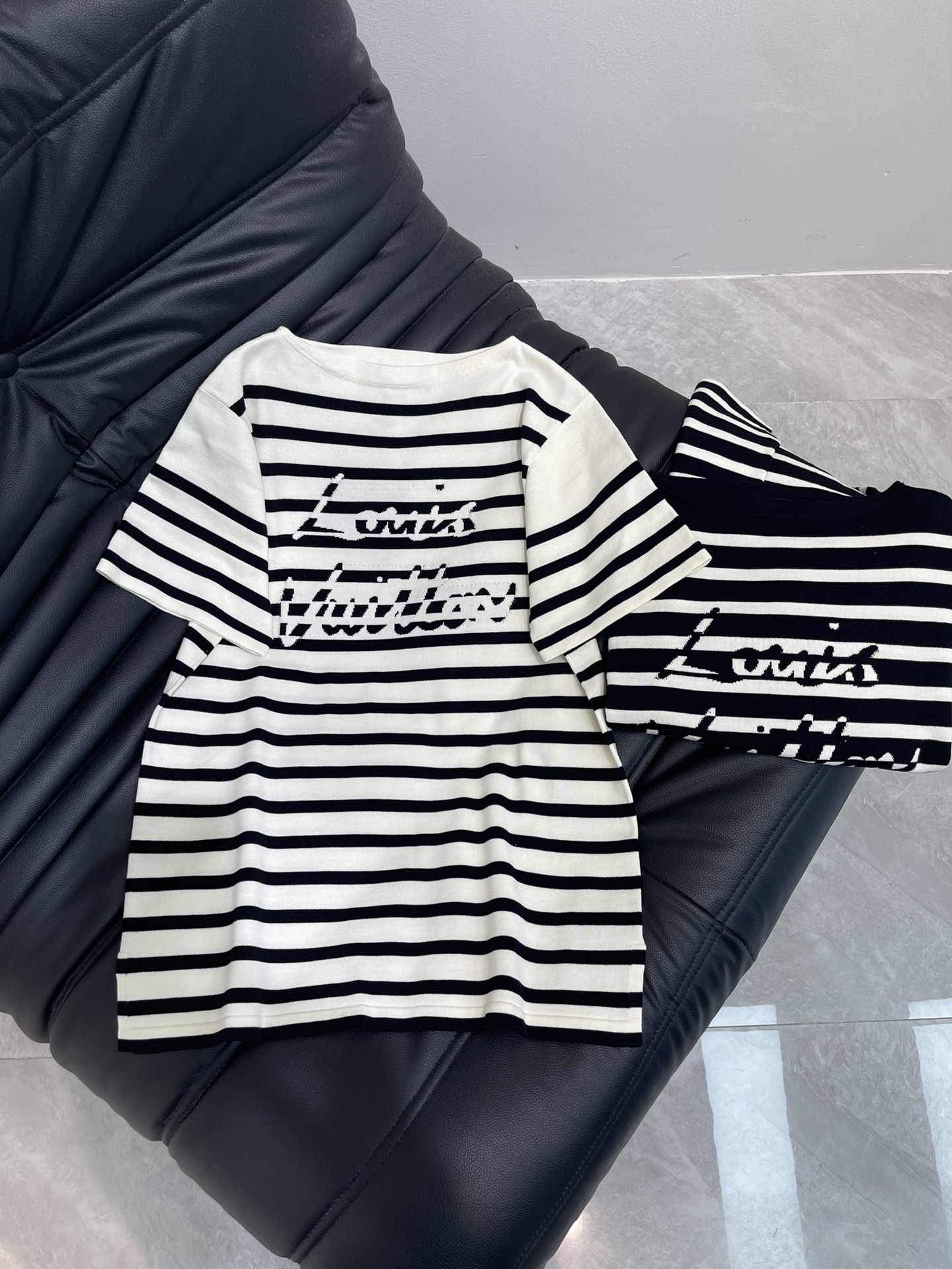 NO:335974,Louis Vuitto*2025 new product is available. Striped knitted tops. Customized YB cotton yarn material. Breathable and comfortable. Full texture. Loose silhouette. Cut. Highlights. Brand style. Full cotton yarn weaving. Elastic. Slimming. Striped black and white contrasting stripes. Interspersed with letters and logos to create an artistic effect. Highlights. The inner wear is brilliant and fashionable. SML,,louis vuitton,tees, t-shirt,alexander wang19860909Louis Vuitto*2025新品上架 条纹针织上衣 定制YB全棉纱线材质 透气舒适 质感十足 廓形宽松T恤裁剪 凸显品牌格调 全棉纱线织造 带有弹力 呈现显瘦视觉效果 大身通体黑白撞色条纹装饰 穿插字母徽标打造艺术效果 彰显高级格调 单穿内搭都出彩时髦 SML,,louis vuitton,tees，t-shirt,alexander wang,Women's clothing