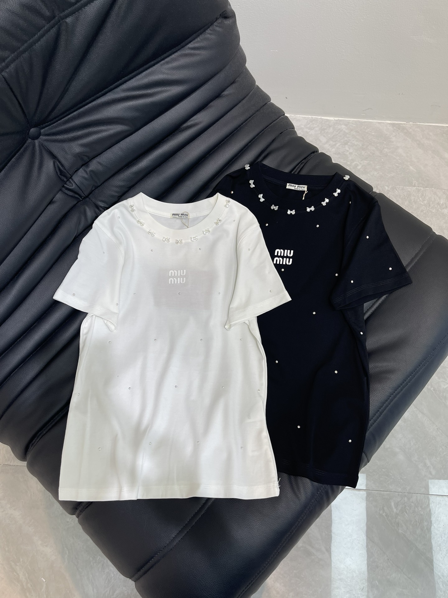 NO:335983,Miumi*25 spring and summer new butterfly collar ring decorative three-dimensional letter short-sleeved T-shirt. The imported mercerated cotton fabric has a great texture!  The classic style is versatile and not picky, it is age-reducing and fashionable, and the upper body can be sweet and cool. SML, miumiu, T-shirt, tees, t-shirt, alexander wang19860909Miumi*25春夏新款蝴蝶领圈装饰立体字母短袖T恤.进口丝光棉面料质感超赞！经典版型百搭不挑人,减龄又时髦,上身可甜可酷.SML,,miumiu,T-shirt,tees，t-shirt,alexander wang,Women's clothing