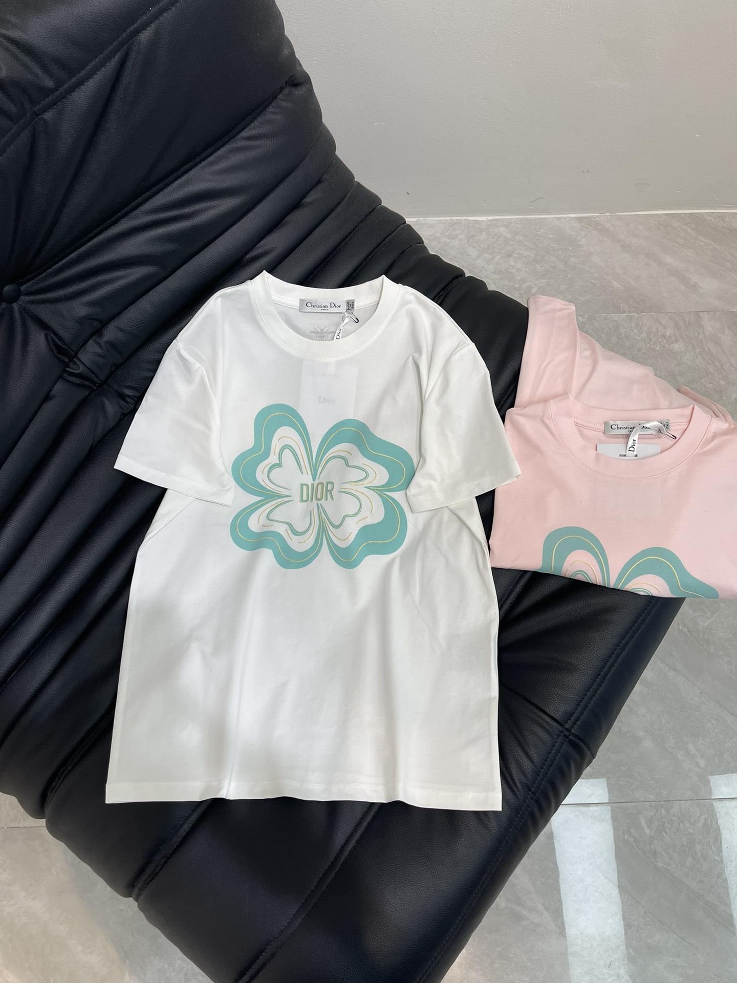 NO:335977,Dio*2025 new product is available on the shelves, embroidered letters, customized YB mercerized cotton, breathable and comfortable, full texture, regular T-shirt cutting, highlighting the brand style, made of gram-weight pure cotton, slightly elastic, giving a slimming visual effect, the chest is presented with multiple circles of the outer layer of the brand letters outline the flower pattern, playful and fashionable, yellow and green flowers color matching creates a fresh and natural style, playful and age-reducing, single wear and inner wear is brilliant and fashionable, customized surface accessories, accurate version, high version, 2 colors,,dior,tees, t-shirt,alexander wang19860909Dio*2025新品上架  刺绣字母 定制YB丝光全棉材质 透气舒适 质感十足 常规T恤裁剪 凸显品牌格调 采用克重纯棉制成 略带有弹力 呈现显瘦视觉效果 胸前呈现出品牌标字母外层多圈色彩勾勒花朵图案 俏皮时尚感立现 黄绿花配色打造清新自然风格 穿搭俏皮减龄 单穿内搭都出彩时髦 定制面辅料 认准版本 高版本 2色,,dior,tees，t-shirt,alexander wang,Women's clothing