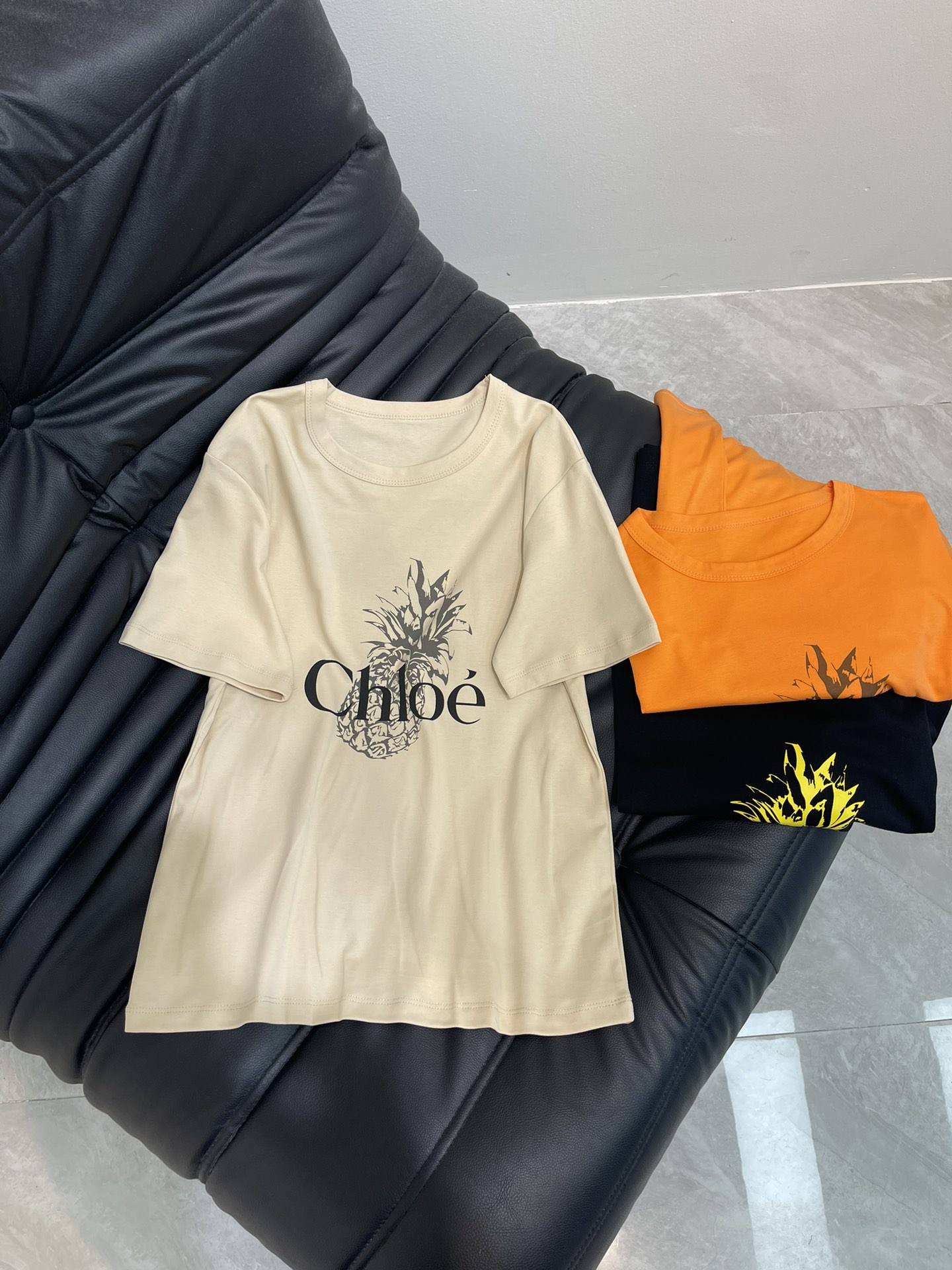 NO:410684,Chlo*25 spring and summer new summer pineapple letter logo short-sleeved T-shirt, slim fit style, looks great whether it is inside or outside. Universal and versatile items, printed craft letter patterns are eye-catching and beautiful, belonging to the limited summer style SML,,chloe,T-shirt,tees,t-shirt,alexander wang19860909Chlo*25春夏新款夏日菠萝字母logo短袖T恤 修身合体版型上身巨显瘦 不管是内搭或者外穿都很好看 万能百搭单品 印花工艺字母图案吸睛好看 属于夏日限定款 SML,,chloe,T-shirt,tees，t-shirt,alexander wang,Women's clothing