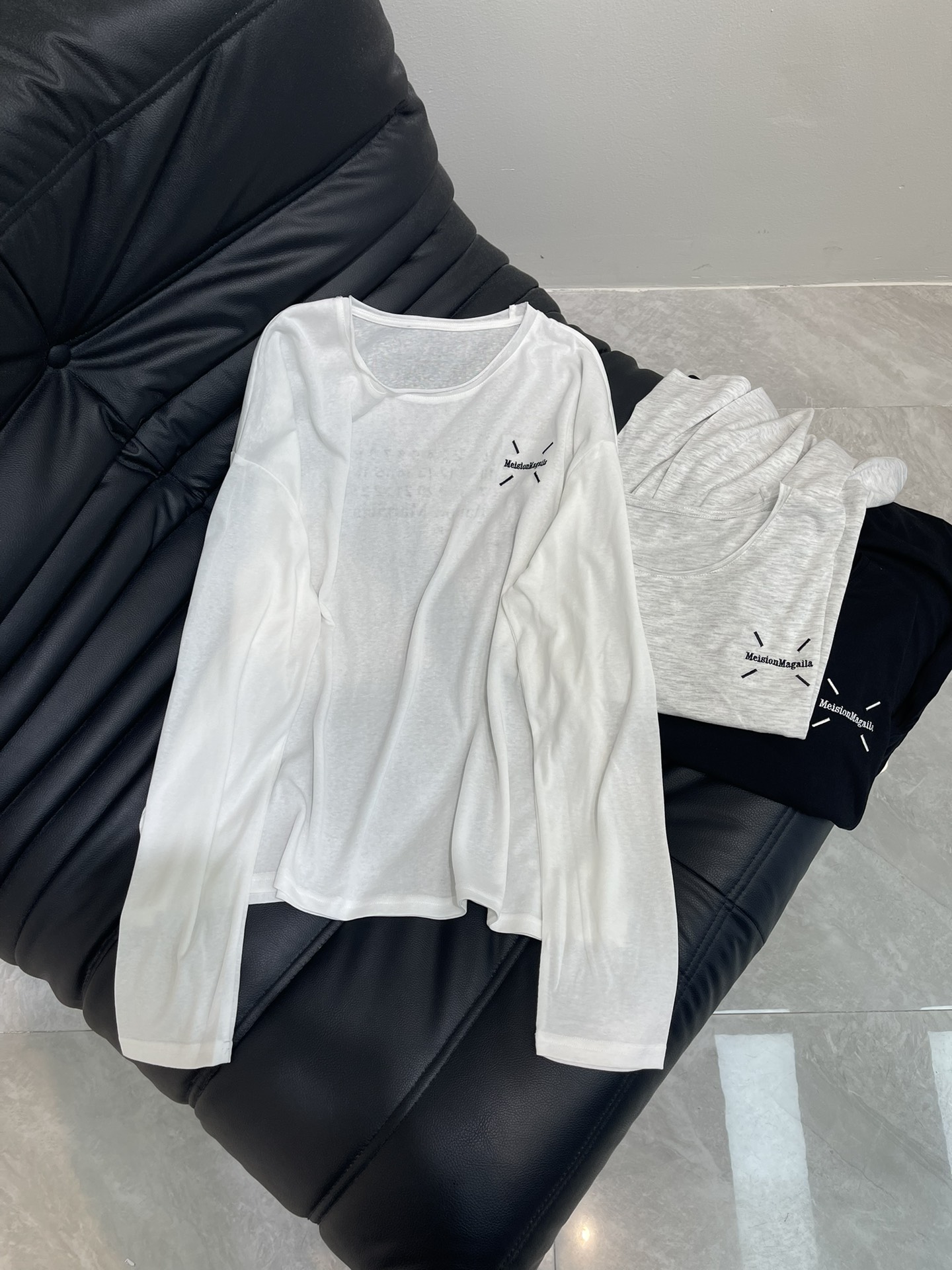 NO:410686,MM6* exquisite embroidered printed sunscreen clothes bottomed with long-sleeved T-shirt, high-end print, skin-friendly and textured, contrasting color patterns are low-key and luxurious, age-reducing Girls' Generation!  A must-have artifact for white, rich and beautiful women!  The classic style is versatile and not picky. It is highly recommended to keep your own style!  The quality of workmanship depends on the details!  SML,masion margiela,tees,t-shirt,alexander wang19860909MM6*精致刺绣印花防晒衣打底长袖T恤 高级印花 亲肤有质感 撞色色系图案低调奢华 减龄少女时代！白富美必备神器！ 经典版型百搭不挑人 强烈推荐自留款！ 做工品质看细节！ SML,,masion margiela,tees，t-shirt,alexander wang,Women's clothing