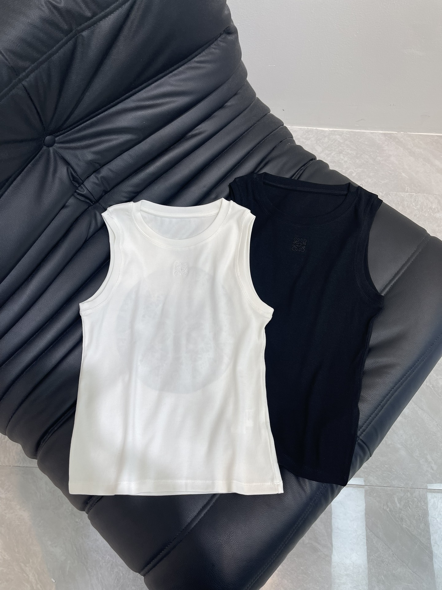 NO:410690,Loew*25 spring and summer new hollow lace vest. The unique lace vest shows elegant and exquisite temperament, refreshing and versatile. The back is spliced ​​with imported water-soluble lace embellishment, the upper body is super fashionable, and the sweet and cool girl is handsome and casual. The upper body looks slim, tall and versatile!  Three-color SML, loewe, alexander wang19860909Loew*25春夏新款镂空蕾丝背心.独特的蕾丝背心,尽现优雅精致气质,清爽百搭.后背拼接进口水溶蕾丝花点缀,上身超时髦,甜酷风少女帅气随性气质.版型上身显瘦高挑又百搭！三色SML,,loewe,alexander wang,Women's clothing