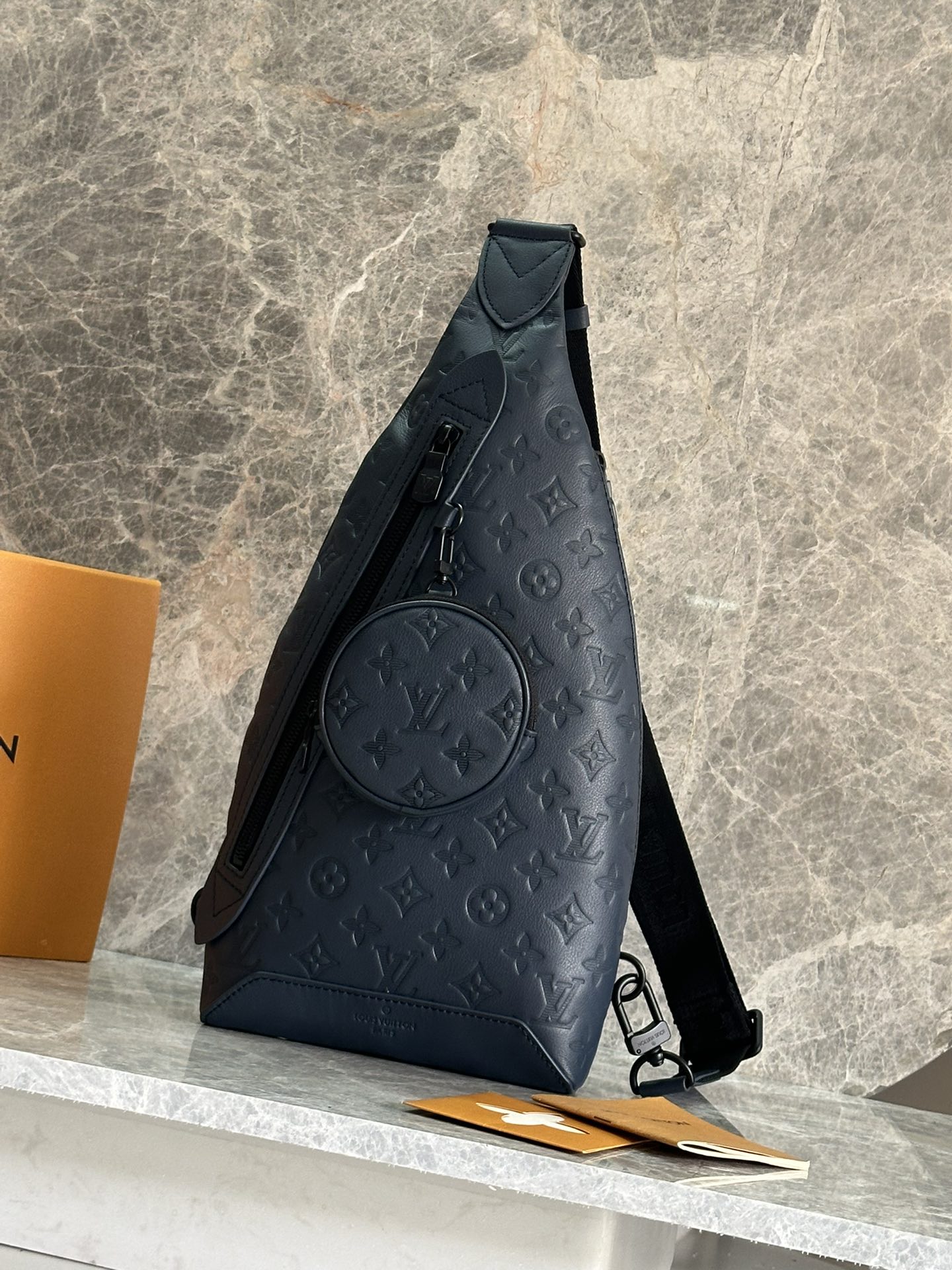 NO:385792,P model M24467 dark blue, full leather embossed top-level original single, variable code chip 163c chest bag Duo shoulder bag This Duo shoulder bag is made of soft cowhide leather to create a practical choice other than traditional backpacks. Zippered side pockets can store smartphones, detachable storage bags to facilitate pick-up and stowage, and adjustable jacquard fabric shoulder straps to achieve left and right shoulders. Size: 42 x 6 x 20 cm (height x width x length), LV [top original single], louis vuitton, shoulder bags, cowhide19860909P 型号M24467深蓝 全皮压花 顶级原单 变码芯片163c 胸包 Duo 单肩包 本款 Duo 单肩包以柔软牛皮革塑造贴身构型,成就传统双肩包之外的实用之选.拉链侧袋可收纳智能手机,可拆卸收纳包方便取放物品,可调节提花织物肩带实现左右肩背.尺寸:42 x 6 x 20厘米 (高 x 宽 x 长度),LV【顶级原单】,louis vuitton,shoulder bags,cowhide,Bag