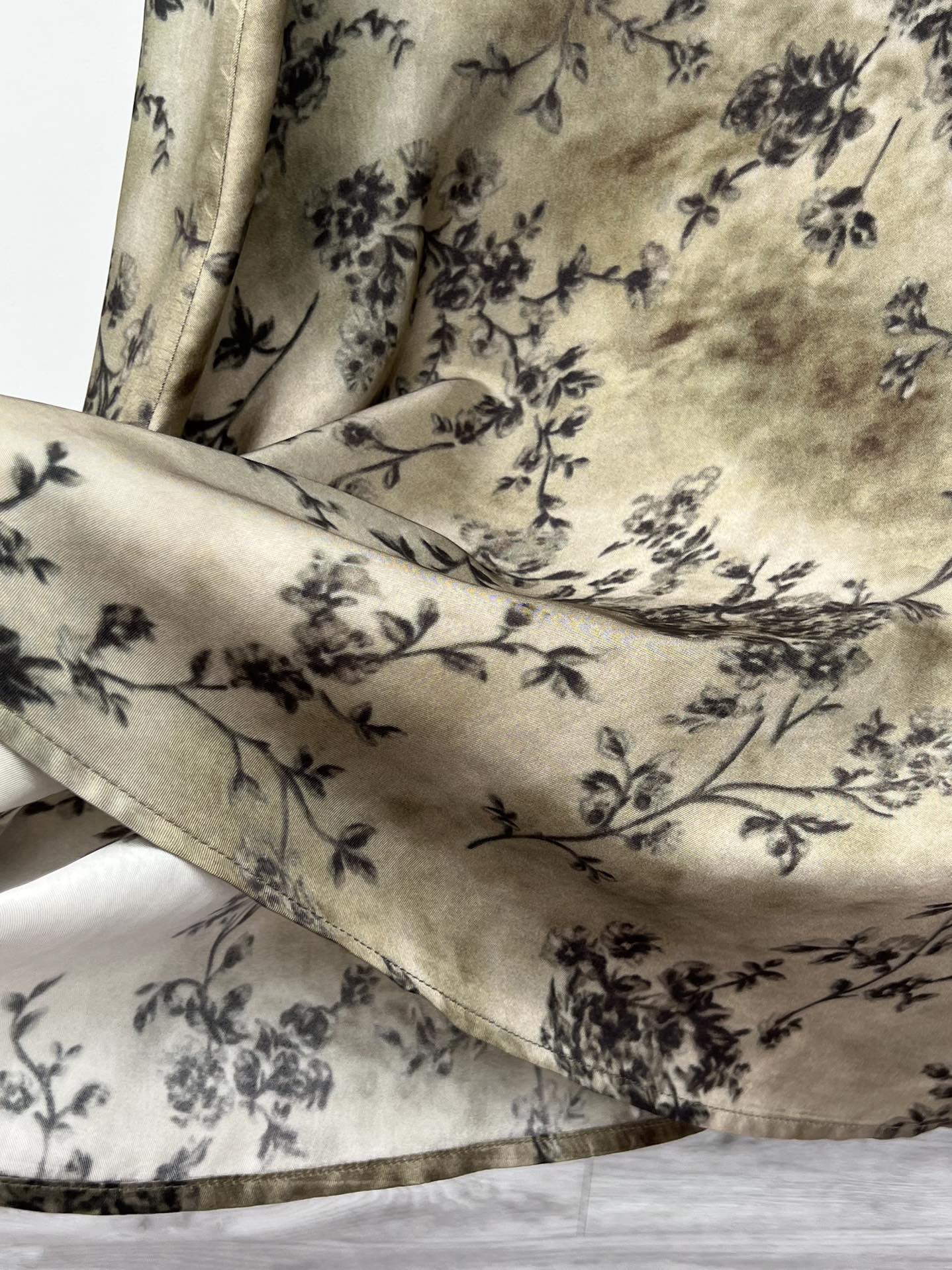 “Uma Wan Thong Dress in Original ‘Sticky Girl’ Copper-Carb Fabric with 3D Cut” - 图片 4