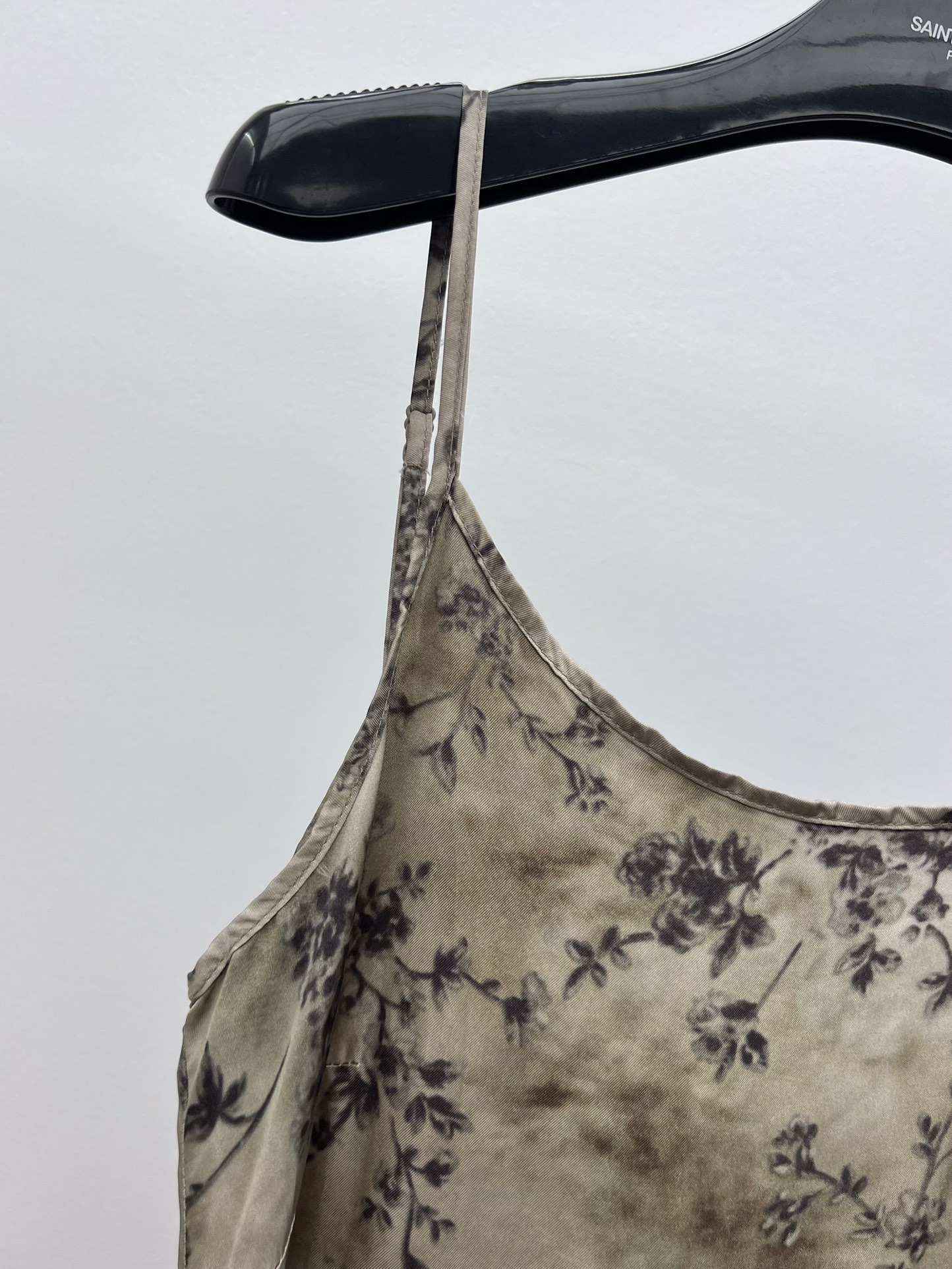 “Uma Wan Thong Dress in Original ‘Sticky Girl’ Copper-Carb Fabric with 3D Cut” - 图片 3