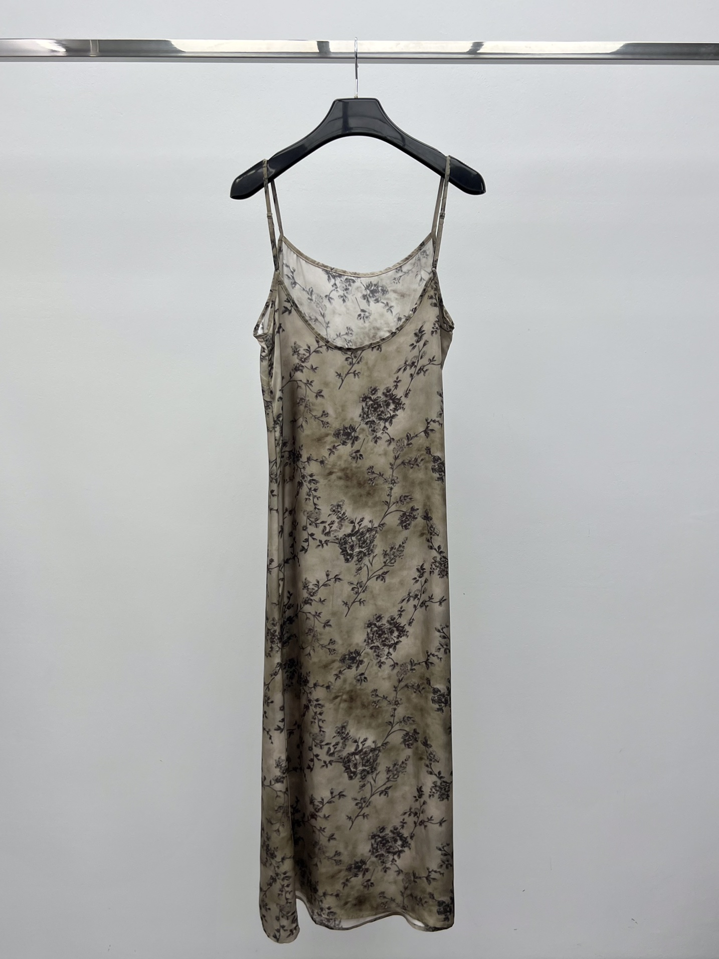 “Uma Wan Thong Dress in Original ‘Sticky Girl’ Copper-Carb Fabric with 3D Cut” - 图片 6