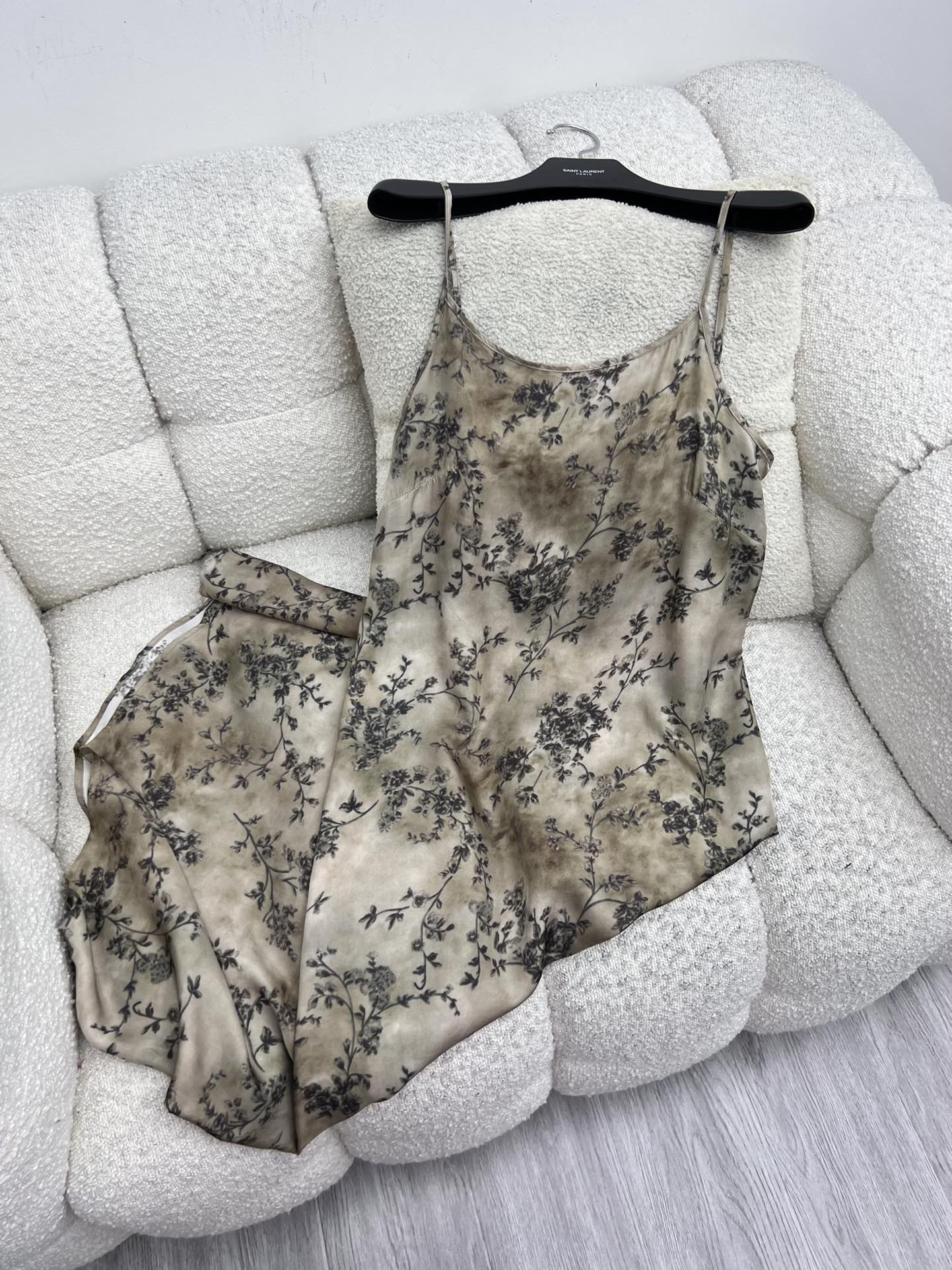 “Uma Wan Thong Dress in Original ‘Sticky Girl’ Copper-Carb Fabric with 3D Cut” - 图片 8