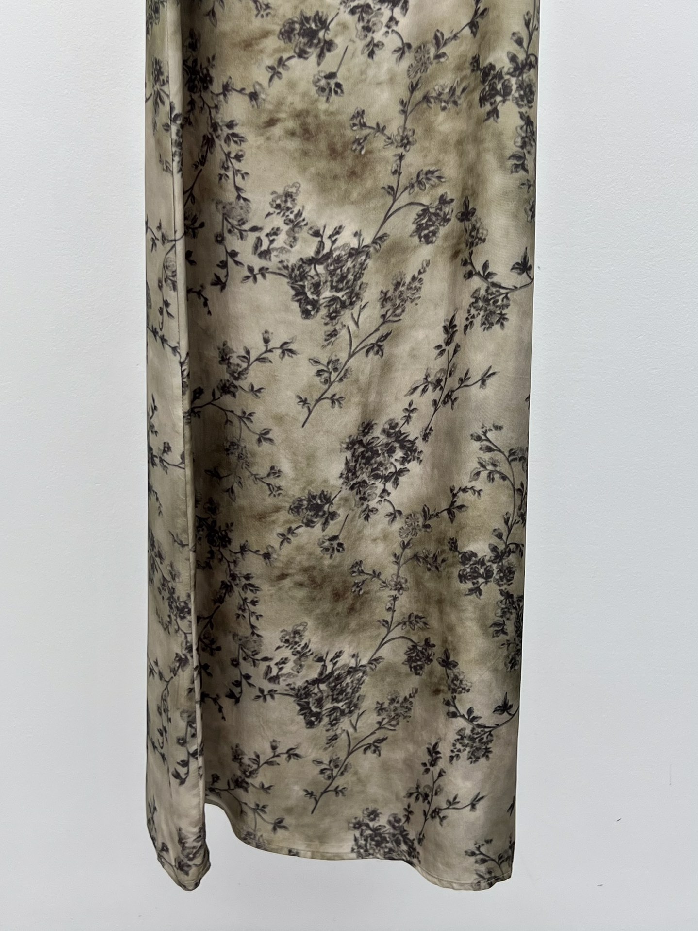 “Uma Wan Thong Dress in Original ‘Sticky Girl’ Copper-Carb Fabric with 3D Cut” - 图片 5