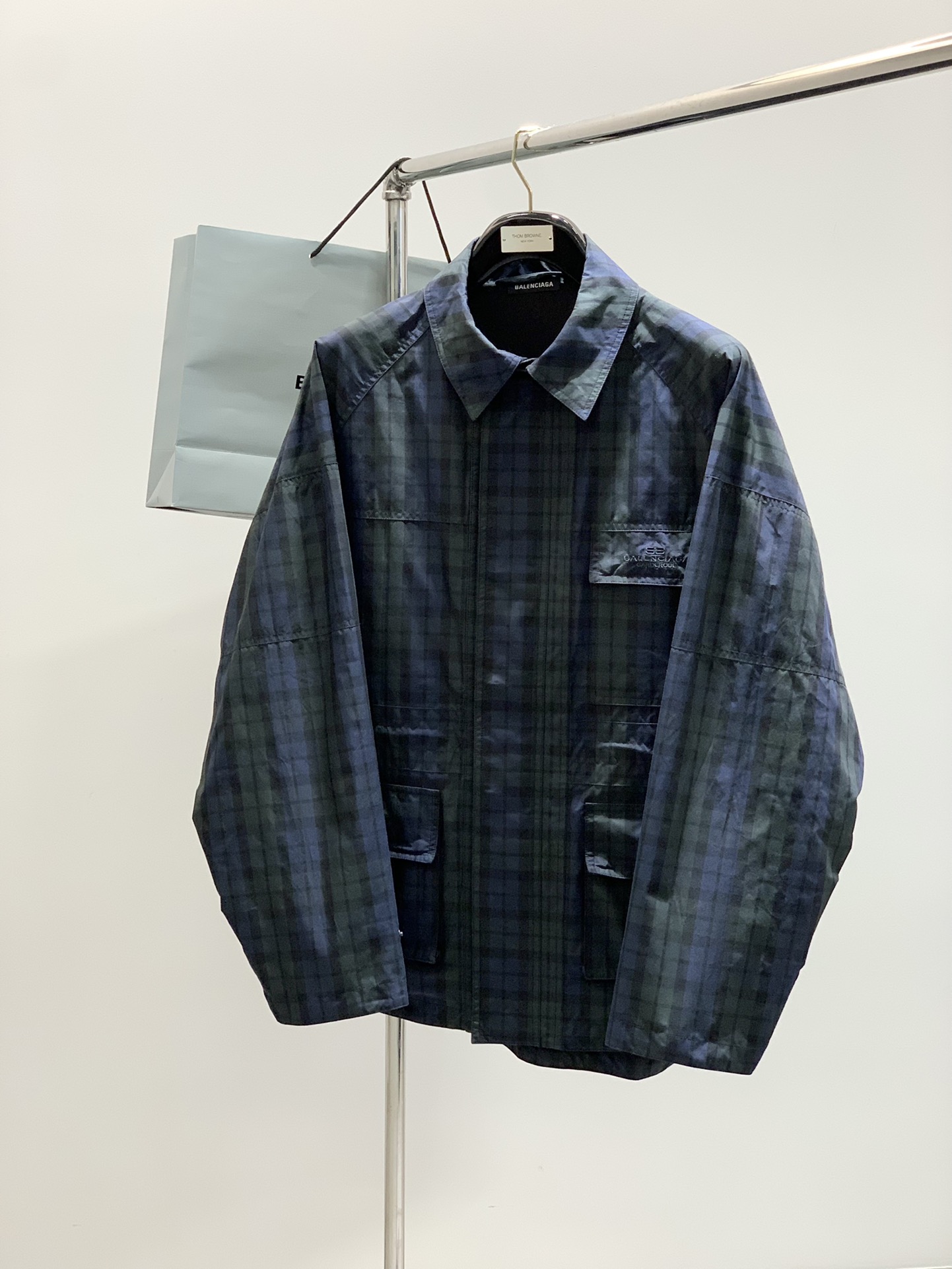 Fashion Innovation: Parisian Style for Men and Women, Sizes 32-36. - 图片 1