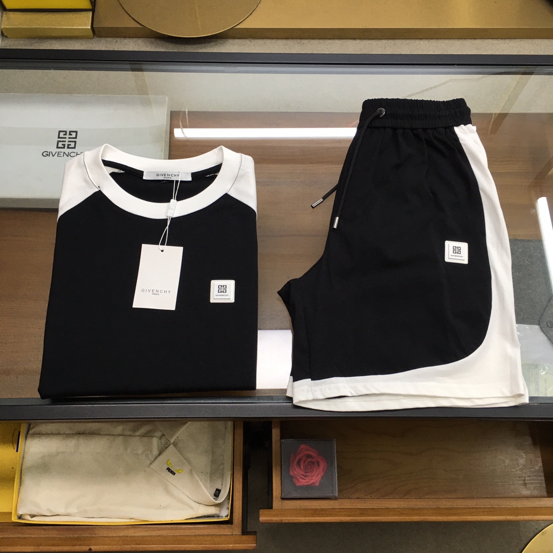 NO:445423,New product suit [GVC..] 2025 spring and summer latest model, same style for men and women, classic design short-sleeved T-shirt shorts suit, customized pure cotton fabric, soft feel, comfortable to wear, fine workmanship. The upper body effect is invincible and handsome, size M-3XL, shorts, T-shirt, tees, t-shirt, alexander wang19860909新品套装【GVC..】 2025春夏最新款,男女同款,经典设计短袖T恤短裤套装,定制纯棉面料,手感柔软,穿着舒适,做工精细.上身效果无敌帅气,码数M-3XL,,shorts,T-shirt,tees，t-shirt,alexander wang,Men's clothing