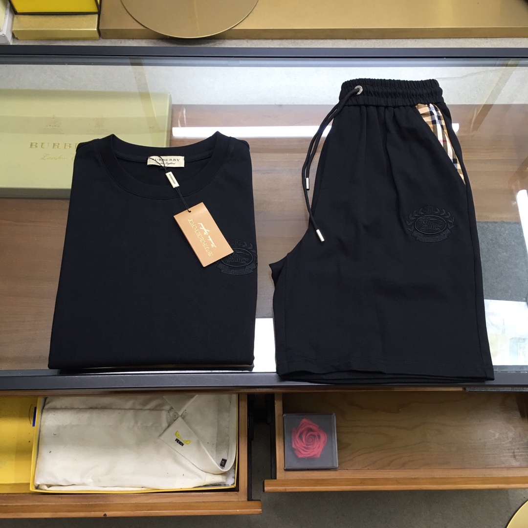 NO:445404,New product suit [Burber..y] 2025 spring and summer latest style, same style for men and women, classic design short-sleeved T-shirt shorts suit, customized pure cotton fabric, soft feel, comfortable to wear, fine workmanship. The upper body effect is invincible and handsome, size M-3XL, burberry, shorts, T-shirt, tees, t-shirt, alexander wang19860909新品套装【Burber..y】 2025春夏最新款,男女同款,经典设计短袖T恤短裤套装,定制纯棉面料,手感柔软,穿着舒适,做工精细.上身效果无敌帅气,码数M-3XL,,burberry,shorts,T-shirt,tees，t-shirt,alexander wang,Men's clothing