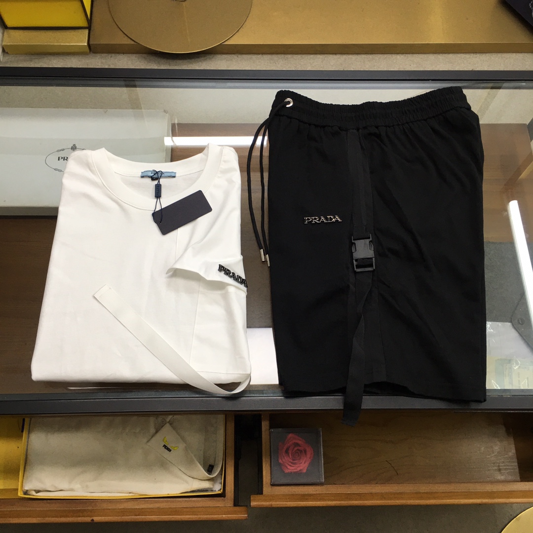 NO:445411,New product suit [Prad] 2025 spring and summer latest style, same style for men and women, classic design short-sleeved T-shirt shorts suit, customized pure cotton fabric, soft touch, comfortable wearing, fine workmanship. The upper body effect is invincible and handsome, size M-3XL, prada, shorts, T-shirt, tees, t-shirt, alexander wang19860909新品套装【Prad】 2025春夏最新款,男女同款,经典设计短袖T恤短裤套装,定制纯棉面料,手感柔软,穿着舒适,做工精细.上身效果无敌帅气,码数M-3XL,,prada,shorts,T-shirt,tees，t-shirt,alexander wang,Men's clothing