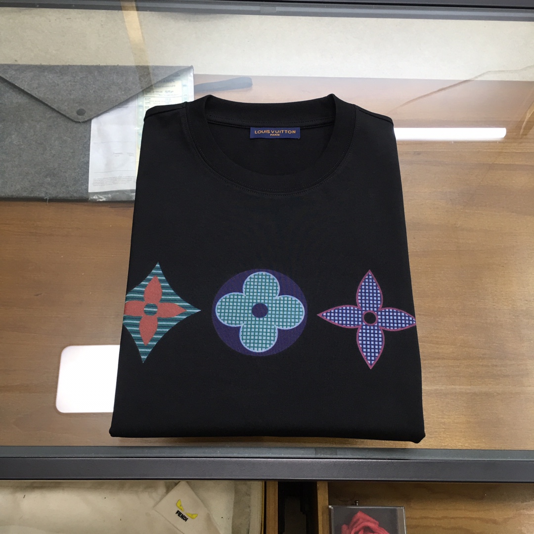 NO:445434,New product [L.v...] The latest short-sleeved round-neck T-shirt in the first spring and summer counter in 2025, high-end customization, avant-garde and fashionable design!  Brand logo heavy craft design, high-end customized mercerated cloud cotton fabric, soft feel, comfortable to wear, exquisite counter-level car line, fine workmanship, invincible and handsome upper body effect!  A must-have item for handsome men!  The color is shown in the figure. Code number M-4XL, T-shirt,tees, t-shirt,alexander wang19860909新品【L.v...】 2025春夏首发专柜最新款短袖圆领T恤 高端订制 设计前卫时尚！品牌logo重工艺设计 高端定制丝光云朵棉面料.手感柔软.穿着舒适.专柜级别精致车线.做工精细.上身效果无敌帅气！型男必备单品！ 颜色如图 码数M-4XL,,T-shirt,tees，t-shirt,alexander wang,Men's clothing