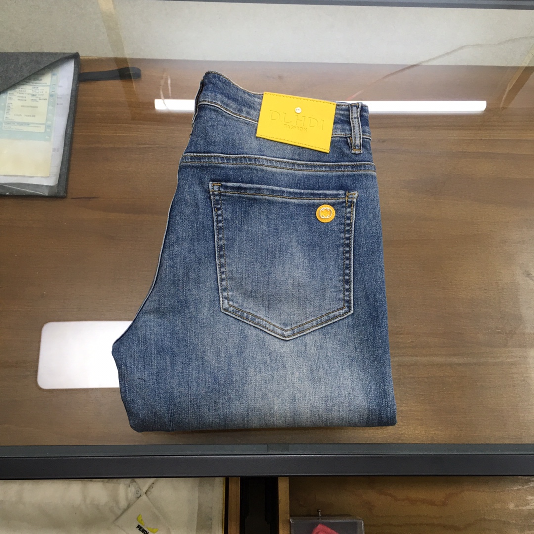 NO:447067,New Denim 'PP' 2025SS latest men's denim trousers, worsted high-end quality, elastic denim denim cotton denim trousers, fixed-woven pure cotton quality fabric, the texture of the trousers brings elasticity without any restraint, making your daily wear more comfortable and agile. The smooth and not easily wrinkled fabric always remains flat and traceless, silently protecting your elegance. The leading official website is on sale. It is no different from the original counter version. The fabric is slightly elastic, and the slim and crisp style shows long legs. It is simply a must-have item for everyone!  The waist with just the right width and carefully cut pockets are all engraved with branded logo buttons!  Showing the brand's own charm and high-end and elegant fashion taste, the back piece pocket consumes a lot of energy and spares no expense. The exclusive icon of the Heavy Industry Embroidery H-H-Home is created, and the exquisiteness is amazing to the craftsmen for ten years!  The details show low-key and luxuriousness. The ready-to-wear is of high quality, exquisite and stylish, and has high-standard production in large factories with full details!  ~ All the details recreate unique and exquisite designs!  !  !  Size28 29 30 31 32 33 34 35 36 38 (new product), alexander wang19860909新品牛仔 《PP》 2025SS最新款男士牛仔长裤,精纺定做高端品质,弹力丹宁牛仔棉质牛仔长裤,定织纯棉品质面料,裤身肌理感带来弹力毫无束缚感,让你日常穿着更加舒适矫健,顺滑不易褶皱的面料时刻保持平整无痕,默默守护着你的优雅. 领先官网发售..与专柜原版毫无区别,面料略带弹力,版型修身挺括尽显长腿欧巴,简直是人手必备单品！ 宽度恰到好处的腰头跟精心裁剪的口袋,均采用刻有品牌logo纽扣！彰显品牌自身的迷人魅力和高奢雅艺的时尚品味,后片口袋更是消耗大量精力不惜血本,重工刺绣H家专属图标打造出,精致程度令十年手工师傅都惊叹的！细节之处尽显低调奢华.成衣品质感高级,精致有型、 细节满分的大厂高规格制作！~ 种种细节都再现独特的精美设计！！！ Size28 29 30 31 32 33 34 35 36 38（新品）,,alexander wang,Men's clothing