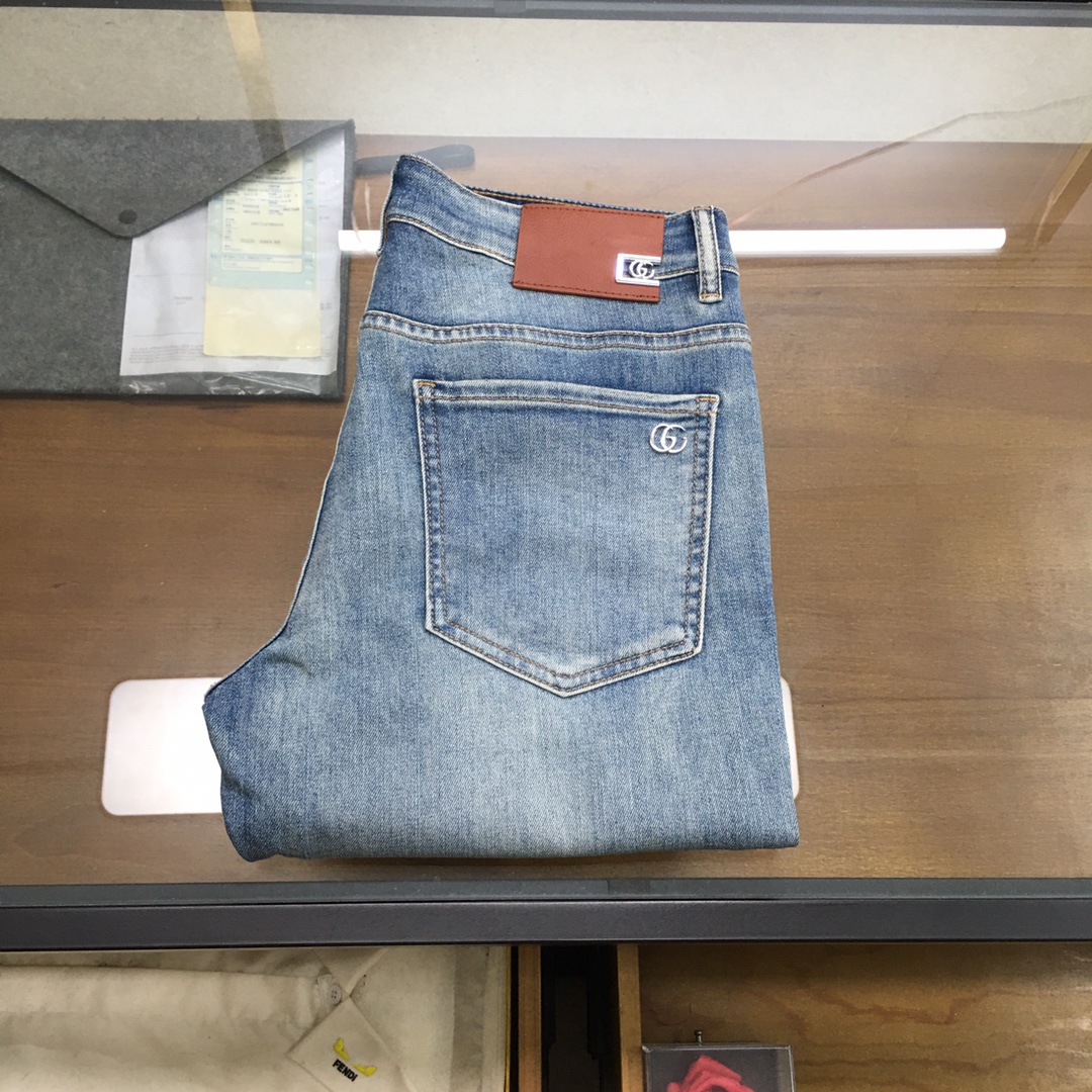 NO:447056,New Denim 'Gu.ci...' 2025SS latest men's jean trousers, worsted high-end quality, elastic denim denim cotton denim trousers, fixed-woven pure cotton quality fabric, the texture of the trousers brings elasticity without any restraint, making your daily wear more comfortable and agile. The smooth and not easily wrinkled fabric always remains flat and traceless, silently protecting your elegance. The leading official website is on sale. It is no different from the original version of the counter. The fabric is slightly elastic, and the slim and crisp style shows long legs. It is simply a must-have item for everyone!  The waist with just the right width and carefully cut pockets are all engraved with branded logo buttons!  Showing the brand's own charm and high-end and elegant fashion taste, the back piece pocket consumes a lot of energy and spares no expense. The exclusive icon of the Heavy Industry Embroidery H-H-Home is created, and the exquisiteness is amazing to the craftsmen for ten years!  The details show low-key and luxuriousness. The ready-to-wear is of high quality, exquisite and stylish, and has high-standard production in large factories with full details!  ~ All the details recreate unique and exquisite designs!  !  !  Size29 30 31 32 33 34 36 38 (new product), alexander wang19860909新品牛仔 《Gu.ci...》 2025SS最新款男士牛仔长裤,精纺定做高端品质,弹力丹宁牛仔棉质牛仔长裤,定织纯棉品质面料,裤身肌理感带来弹力毫无束缚感,让你日常穿着更加舒适矫健,顺滑不易褶皱的面料时刻保持平整无痕,默默守护着你的优雅. 领先官网发售..与专柜原版毫无区别,面料略带弹力,版型修身挺括尽显长腿欧巴,简直是人手必备单品！ 宽度恰到好处的腰头跟精心裁剪的口袋,均采用刻有品牌logo纽扣！彰显品牌自身的迷人魅力和高奢雅艺的时尚品味,后片口袋更是消耗大量精力不惜血本,重工刺绣H家专属图标打造出,精致程度令十年手工师傅都惊叹的！细节之处尽显低调奢华.成衣品质感高级,精致有型、 细节满分的大厂高规格制作！~ 种种细节都再现独特的精美设计！！！ Size29 30 31 32 33 34 36 38（新品）,,alexander wang,Men's clothing