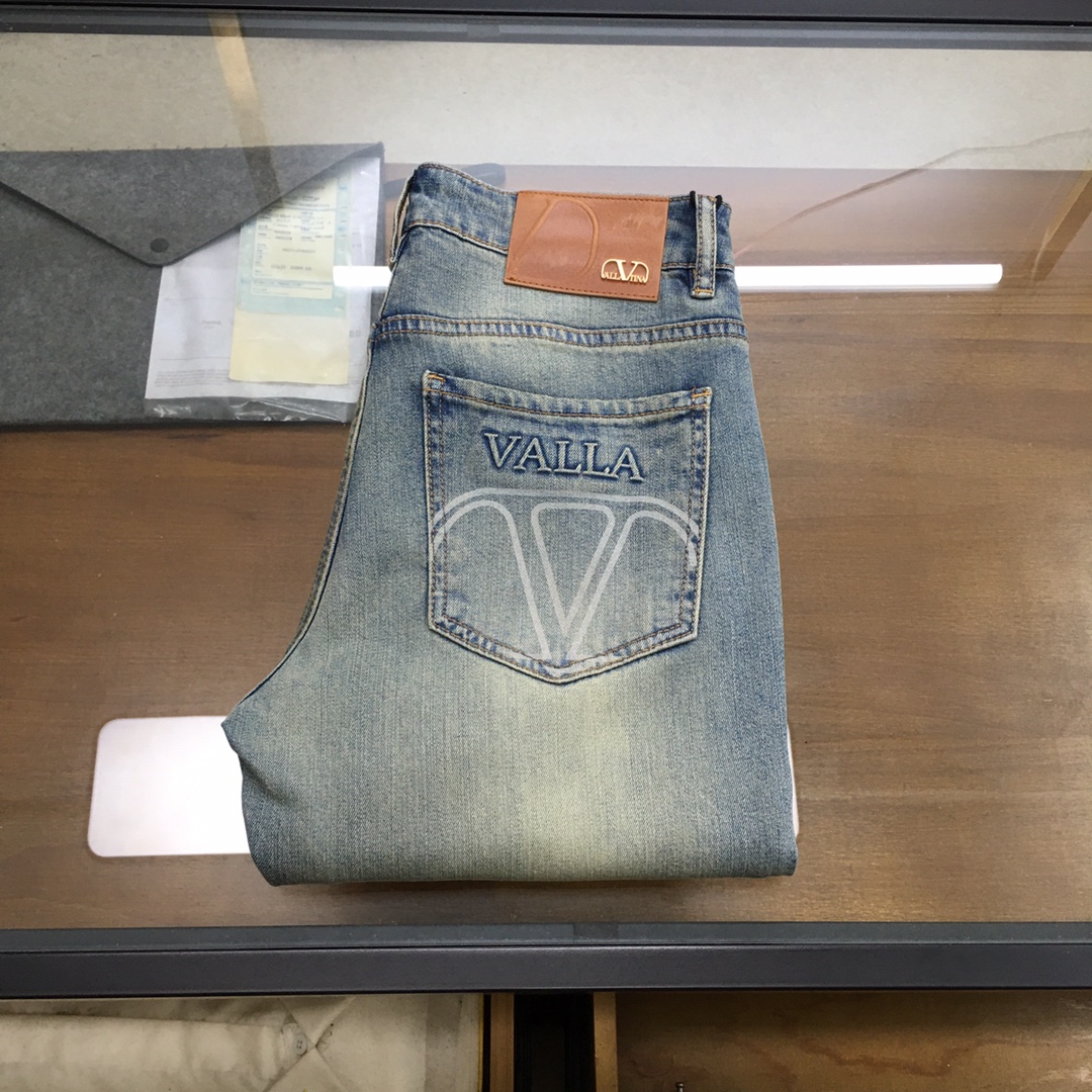 NO:447042,New Denim 'VLTN...' 2025SS latest men's jean trousers, worsted high-end quality, elastic denim denim cotton denim trousers, fixed-woven pure cotton quality fabric, the texture of the trousers brings elasticity without any restraint, making your daily wear more comfortable and agile. The smooth and not easily wrinkled fabric always remains flat and traceless, silently protecting your elegance. The leading official website is on sale. It is no different from the original counter version. The fabric is slightly elastic, and the slim and crisp style shows long legs. It is simply a must-have item for everyone!  The waist with just the right width and carefully cut pockets are all engraved with branded logo buttons!  Showing the brand's own charm and high-end and elegant fashion taste, the back piece pocket consumes a lot of energy and spares no expense. The exclusive icon of the Heavy Industry Embroidery H-H-Home is created, and the exquisiteness is amazing to the craftsmen for ten years!  The details show low-key and luxuriousness. The ready-to-wear is of high quality, exquisite and stylish, and has high-standard production in large factories with full details!  ~ All the details recreate unique and exquisite designs!  !  !  Size29 30 31 32 33 34 36 38 (new product), alexander wang19860909新品牛仔 《VLTN...》 2025SS最新款男士牛仔长裤,精纺定做高端品质,弹力丹宁牛仔棉质牛仔长裤,定织纯棉品质面料,裤身肌理感带来弹力毫无束缚感,让你日常穿着更加舒适矫健,顺滑不易褶皱的面料时刻保持平整无痕,默默守护着你的优雅. 领先官网发售..与专柜原版毫无区别,面料略带弹力,版型修身挺括尽显长腿欧巴,简直是人手必备单品！ 宽度恰到好处的腰头跟精心裁剪的口袋,均采用刻有品牌logo纽扣！彰显品牌自身的迷人魅力和高奢雅艺的时尚品味,后片口袋更是消耗大量精力不惜血本,重工刺绣H家专属图标打造出,精致程度令十年手工师傅都惊叹的！细节之处尽显低调奢华.成衣品质感高级,精致有型、 细节满分的大厂高规格制作！~ 种种细节都再现独特的精美设计！！！ Size29 30 31 32 33 34 36 38（新品）,,alexander wang,Men's clothing