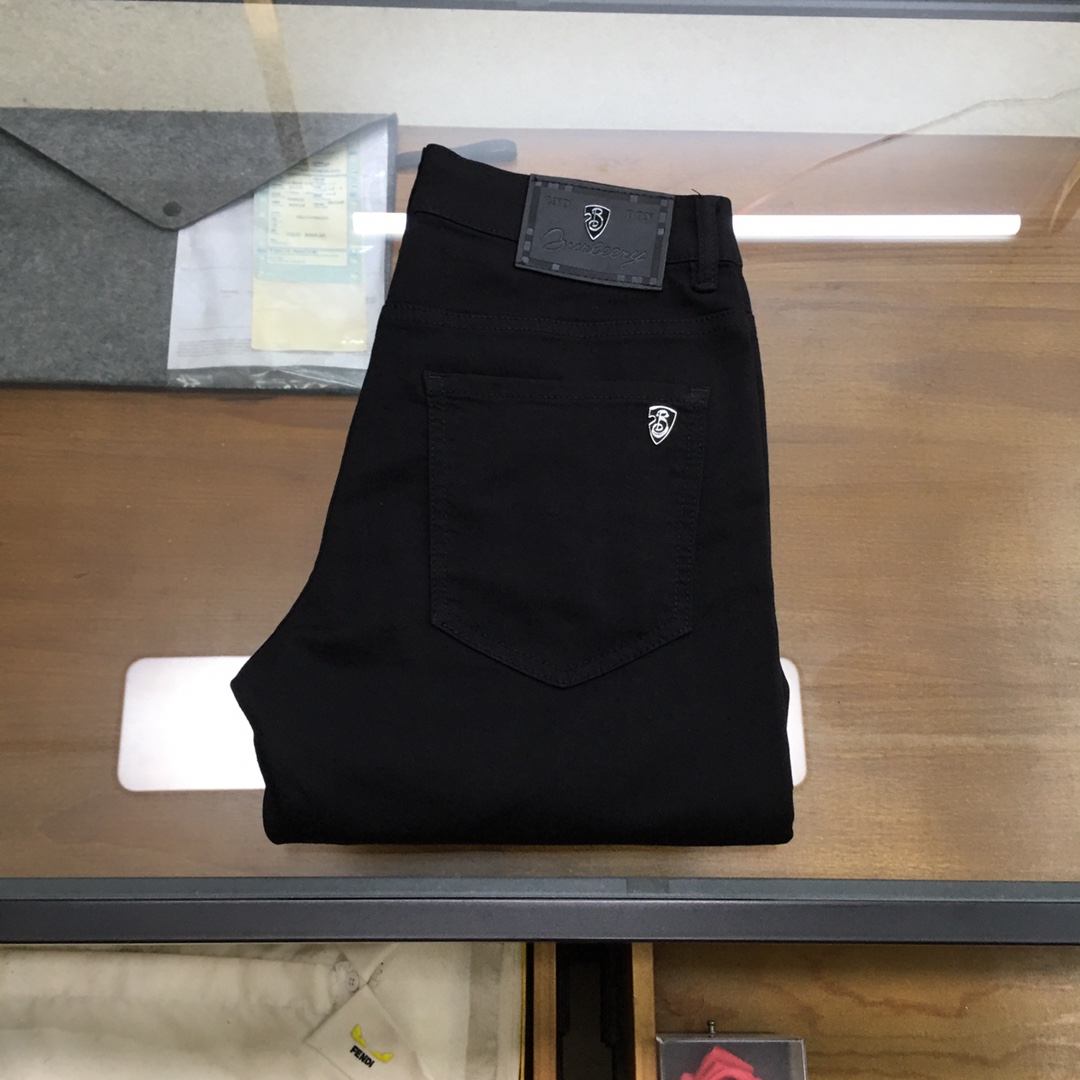 NO:447050,New Denim 'Burber...y...' 2025SS latest men's jean trousers, worsted high-end quality, elastic denim denim cotton denim trousers, fixed-woven pure cotton quality fabric, the texture of the trousers brings elasticity without any restraint, making your daily wear more comfortable and agile. The smooth and not easily wrinkled fabric always remains flat and traceless, silently protecting your elegance. The leading official website is on sale. It is no different from the original counter version. The fabric is slightly elastic, and the slim and crisp style shows long legs. It is simply a must-have item for everyone!  The waist with just the right width and carefully cut pockets are all engraved with branded logo buttons!  Showing the brand's own charm and high-end and elegant fashion taste, the back piece pocket consumes a lot of energy and spares no expense. The exclusive icon of the Heavy Industry Embroidery H-H-Home is created, and the exquisiteness is amazing to the craftsmen for ten years!  The details show low-key and luxuriousness. The ready-to-wear is of high quality, exquisite and stylish, and has high-standard production in large factories with full details!  ~ All the details recreate unique and exquisite designs!  !  !  Size29 30 31 32 33 34 36 38 (new product), burberry, alexander wang19860909新品牛仔 《Burber..y...》 2025SS最新款男士牛仔长裤,精纺定做高端品质,弹力丹宁牛仔棉质牛仔长裤,定织纯棉品质面料,裤身肌理感带来弹力毫无束缚感,让你日常穿着更加舒适矫健,顺滑不易褶皱的面料时刻保持平整无痕,默默守护着你的优雅. 领先官网发售..与专柜原版毫无区别,面料略带弹力,版型修身挺括尽显长腿欧巴,简直是人手必备单品！ 宽度恰到好处的腰头跟精心裁剪的口袋,均采用刻有品牌logo纽扣！彰显品牌自身的迷人魅力和高奢雅艺的时尚品味,后片口袋更是消耗大量精力不惜血本,重工刺绣H家专属图标打造出,精致程度令十年手工师傅都惊叹的！细节之处尽显低调奢华.成衣品质感高级,精致有型、 细节满分的大厂高规格制作！~ 种种细节都再现独特的精美设计！！！ Size29 30 31 32 33 34 36 38（新品）,,burberry,alexander wang,Men's clothing