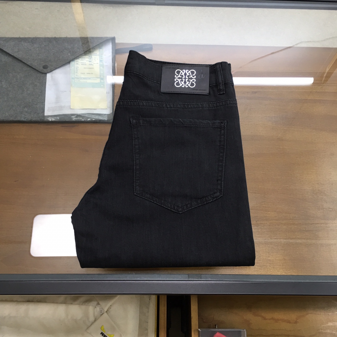 NO:447073,New Denim 'Loew' 2025SS latest men's jean trousers, worsted high-end quality, elastic denim denim cotton denim trousers, fixed-woven pure cotton quality fabric, the texture of the trousers brings elasticity without any restraint, making your daily wear more comfortable and agile. The smooth and not easily wrinkled fabric always remains flat and traceless, silently protecting your elegance. The leading official website is on sale. It is no different from the original counter version. The fabric is slightly elastic, and the slim and crisp style shows long legs. It is simply a must-have item for everyone!  The waist with just the right width and carefully cut pockets are all engraved with branded logo buttons!  Showing the brand's own charm and high-end and elegant fashion taste, the back piece pocket consumes a lot of energy and spares no expense. The exclusive icon of the Heavy Industry Embroidery H-H-Home is created, and the exquisiteness is amazing to the craftsmen for ten years!  The details show low-key and luxuriousness. The ready-to-wear is of high quality, exquisite and stylish, and has high-standard production in large factories with full details!  ~ All the details recreate unique and exquisite designs!  !  !  Size28 29 30 31 32 33 34 35 36 38 (new product), loewe, alexander wang19860909新品牛仔 《Loew》 2025SS最新款男士牛仔长裤,精纺定做高端品质,弹力丹宁牛仔棉质牛仔长裤,定织纯棉品质面料,裤身肌理感带来弹力毫无束缚感,让你日常穿着更加舒适矫健,顺滑不易褶皱的面料时刻保持平整无痕,默默守护着你的优雅. 领先官网发售..与专柜原版毫无区别,面料略带弹力,版型修身挺括尽显长腿欧巴,简直是人手必备单品！ 宽度恰到好处的腰头跟精心裁剪的口袋,均采用刻有品牌logo纽扣！彰显品牌自身的迷人魅力和高奢雅艺的时尚品味,后片口袋更是消耗大量精力不惜血本,重工刺绣H家专属图标打造出,精致程度令十年手工师傅都惊叹的！细节之处尽显低调奢华.成衣品质感高级,精致有型、 细节满分的大厂高规格制作！~ 种种细节都再现独特的精美设计！！！ Size28 29 30 31 32 33 34 35 36 38（新品）,,loewe,alexander wang,Men's clothing