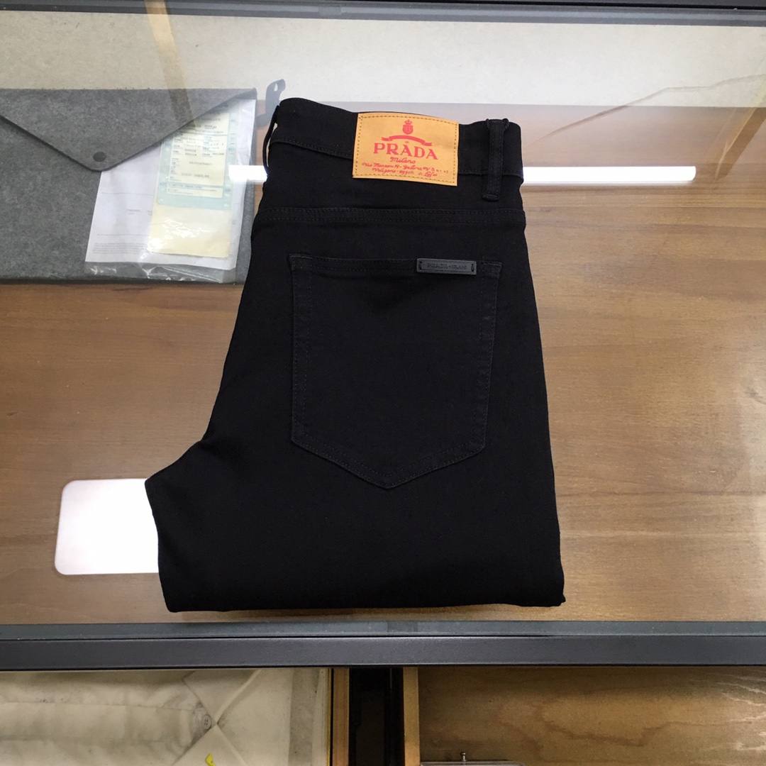 NO:447034,New Denim 'Prad...' 2025SS latest men's denim trousers, worsted high-end quality, elastic denim denim cotton denim trousers, fixed-woven pure cotton quality fabric, the texture of the trousers brings elasticity without any restraint, making your daily wear more comfortable and agile. The smooth and not easily wrinkled fabric always remains flat and traceless, silently protecting your elegance. The leading official website is on sale. It is no different from the original counter version. The fabric is slightly elastic, and the slim and crisp style shows long legs. It is simply a must-have item for everyone!  The waist with just the right width and carefully cut pockets are all engraved with branded logo buttons!  Showing the brand's own charm and high-end and elegant fashion taste, the back piece pocket consumes a lot of energy and spares no expense. The exclusive icon of the Heavy Industry Embroidery H-H-Home is created, and the exquisiteness is amazing to the craftsmen for ten years!  The details show low-key and luxuriousness. The ready-to-wear is of high quality, exquisite and stylish, and has high-standard production in large factories with full details!  ~ All the details recreate unique and exquisite designs!  !  !  Size29 30 31 32 33 34 36 38 (new product),,prada,alexander wang19860909新品牛仔 《Prad...》 2025SS最新款男士牛仔长裤,精纺定做高端品质,弹力丹宁牛仔棉质牛仔长裤,定织纯棉品质面料,裤身肌理感带来弹力毫无束缚感,让你日常穿着更加舒适矫健,顺滑不易褶皱的面料时刻保持平整无痕,默默守护着你的优雅. 领先官网发售..与专柜原版毫无区别,面料略带弹力,版型修身挺括尽显长腿欧巴,简直是人手必备单品！ 宽度恰到好处的腰头跟精心裁剪的口袋,均采用刻有品牌logo纽扣！彰显品牌自身的迷人魅力和高奢雅艺的时尚品味,后片口袋更是消耗大量精力不惜血本,重工刺绣H家专属图标打造出,精致程度令十年手工师傅都惊叹的！细节之处尽显低调奢华.成衣品质感高级,精致有型、 细节满分的大厂高规格制作！~ 种种细节都再现独特的精美设计！！！ Size29 30 31 32 33 34 36 38（新品）,,prada,alexander wang,Men's clothing