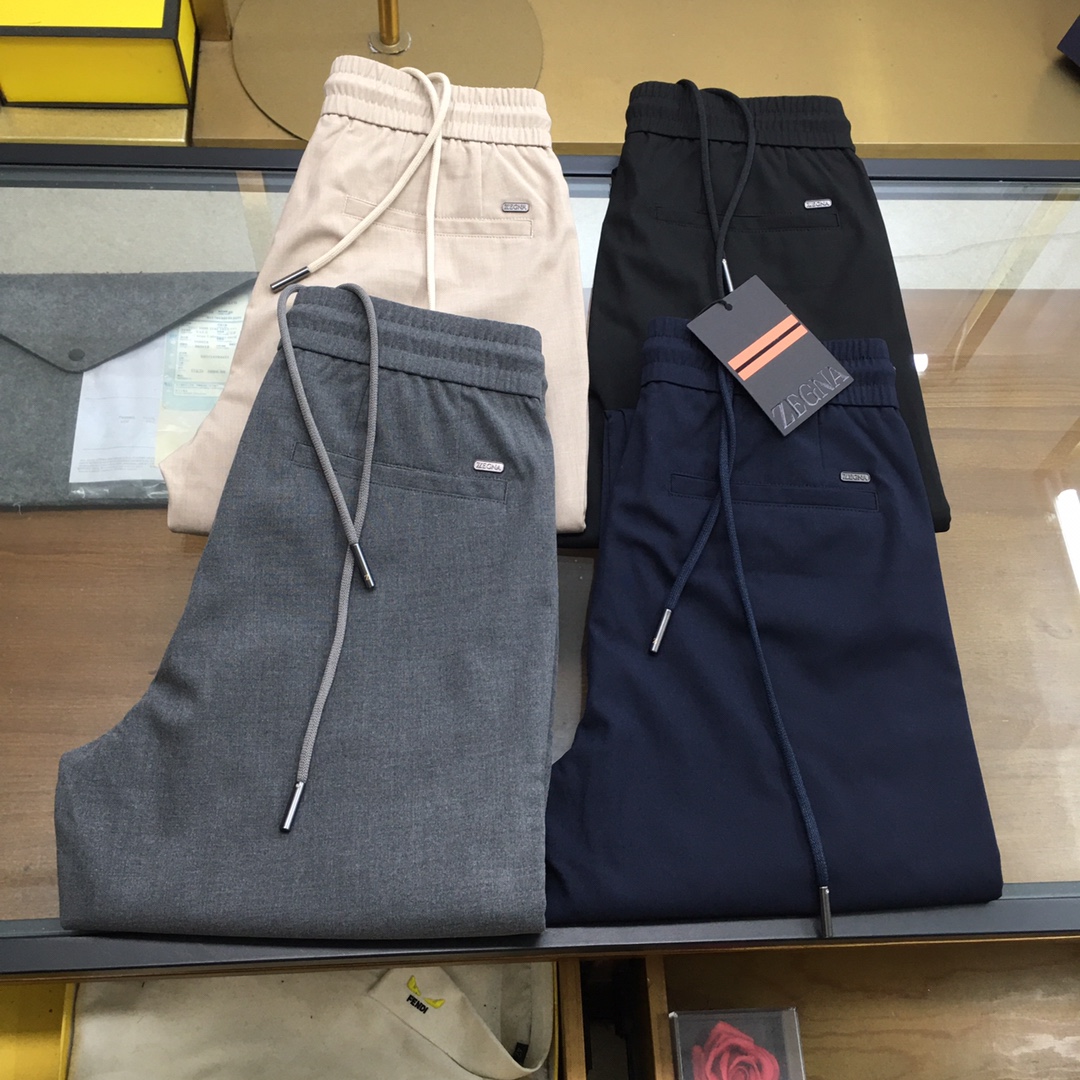NO:447104,New counter product [Zzegn...] S-2XL EZ25SS spring and summer new imported cotton blend drawstring casual pants, men's three-dimensional middle stitching fashionable typants with versatile casual pants!  Trading companies have sparse channels and are released on the official website at the same time!  Zjia 25 spring and summer new basic casual pants, classic men's fashion pants style, three-dimensional cutting and deconstruction design, allowing you to easily become the focus of the catwalk!  The fabric is made of high-quality pure cotton, and the feel is soft and delicate!  Textured fabric, comfortable and breathable, allowing you to enjoy an unparalleled dressing experience!  The three-dimensional split pocket design and the pleated design of the front piece are all symbols of status and high-end style!  At the same time, the basic conventional straight-tube cutting process can effectively modify the leg shape and make the upper body look more elegant!  Inspired by the high fashion show series, this pants has star popularity. The overall clean and neat part is reasonable and orderly, which invisibly enhances the luxury of the pants!  Whether it is business occasions or leisure time, it can be perfectly matched to show your unique charm!  Create your high-end fashion style!  Color khaki, navy blue, gray, black Size S-2XL Size reference S size waist 76 hip circumference 104 thigh circumference 58 thigh circumference 96 M size waist 80 hip circumference 108 thigh circumference 60 thigh circumference 97 L size waist 84 hip circumference 112 thigh circumference 62 thigh circumference 98 XL size waist 88 hip circumference 116 thigh circumference 64 thigh circumference 99 2XL size waist circumference 92 hip circumference 120 thigh circumference 66 thigh circumference 100, alexander wang19860909专柜新品【Zzegn...】S-2XL EZ25SS春夏新款进口棉质混纺抽绳休闲裤,男士立体中缝线时尚束口百搭休闲长裤！贸易公司渠道稀出,同步官网发售！Z家25春夏新款基础休闲裤,男士经典时装裤版型,立体裁剪解构设计,让你轻松成为T台上的焦点！ 面料采用优质纯棉材质,手感柔软细腻！肌理感面料,贴身舒适透气,让你享受无与伦比的穿着体验！立体分割口袋设计,前片的立褶设计,都是身份地位与高奢档次感的象征！同时基础常规的直筒版型裁剪工艺,上身能够有效修饰腿型,更加显高显气质！这款裤子以高级时装秀系列为灵感,拥有明星级的人气,整体干净利落,分割合理有序,无形中提升了裤子的奢华度！无论是商务场合还是休闲时光,都能完美搭配,展现你的独特魅力！打造你的高级时尚风范！ 颜色卡其色、藏青色、灰色、黑色 尺码S-2XL 尺寸参考 S码腰围76臀围104大腿围58裤长96 M码腰围80臀围108大腿围60裤长97 L码腰围84臀围112大腿围62裤长98 XL码腰围88臀围116大腿围64裤长99 2XL码腰围92臀围120大腿围66裤长100,,alexander wang,Men's clothing