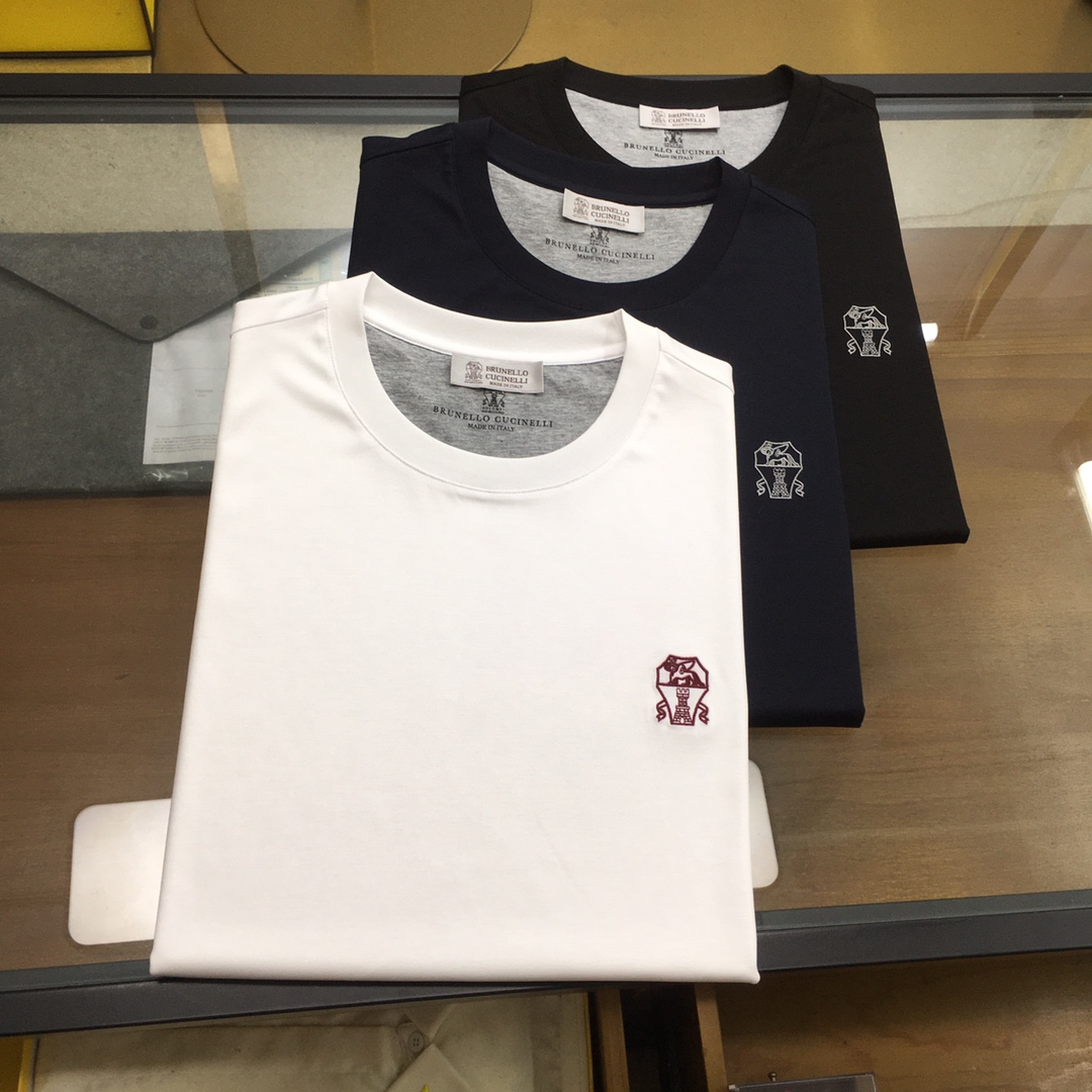 NO:447068,New counter products [BC new products] Trading company channel products, famous, pure blood quality, official new products for spring and summer 2025, high-end and heart-warming products!  BC... Men's high-end business casual simple round neck long-sleeved T-shirt. Fashion with typical Italian style is quite exquisite in fabric selection and craftsmanship, which is very consistent with the brand's aesthetic tone. It is low-key and luxurious, elegant and noble. Every detail proves the brand's own sense of luxury. The chest is decorated with an iconic brand logo, which is a soul-like interpretation!  Customers provide top-quality Xinjiang long-length cotton fabrics, brand workshop ready-to-wear process fixed weaving and dyeing, extremely luxurious and special materials, all with superior fabric attributes, first-class texture, excellent skin-friendly, silky and delicate touch, and an invincible luxury enjoyment of the upper body, subverting the previous understanding of fabrics. In addition, the luster brought by the texture itself is quite high-end and superior!  The color matching is light and versatile, and the contrasting collar adds a fashionable tone and elegant feeling. The upper body has first-class effect and a strong sense of elegance. It is quite outstanding in both inner wear and single wear. It is both business and casual. The wardrobe has excellent business and leisure, and everyone has one!  Color black white Navy blue Size 48 50 52 54 56 Size data 48 shoulder width 44cm-bust 100cm-length 66cm 50 shoulder width 45cm-bust 104cm-length 68cm 52 shoulder width 46cm-bust 108cm-length 70cm 54 shoulder width 48cm-bust 112cm-length 72cm 56 shoulder width 50cm-bust 116cm-length 74cm,,tees,t-shirt,alexander wang19860909专柜新品【BC新品】 贸易公司渠道臻品,系出名门,纯正血统品质,2025春夏官方新品,高级心水之物！BC...男士高端商务休闲简约圆领长袖T恤.颇具意大利典型风格的时装,在面料选取和工艺方面都相当考究,极符合品牌美学基调,低调且奢华,优雅且高贵,每一个细节都在力证品牌自身的高级感,胸前饰有标志性品牌标识,属于灵魂式的诠释！客供顶级新疆长绒棉面料,品牌工坊成衣工序定织定染,极为奢华特殊的材质,面料属性皆为上乘,质感一流,亲肤性极佳,触感丝滑细腻,上身无敌的奢华享受,颠覆以往对于面料的认知,另外肌理本身所带来的光泽感颇为高级上乘！配色轻熟百搭,领部撞色增添了时髦腔调及优雅感,上身效果一流,儒雅气质感极强,无论内搭还是单穿都颇为出彩,商务休闲皆可,衣橱商务休闲绝佳的高出勤率,人手一件！ 颜色黑色 白色 藏蓝色 尺码48 50 52 54 56 尺码数据 48码肩宽44cm-胸围100cm-衣长66cm 50码肩宽45cm-胸围104cm-衣长68cm 52码肩宽46cm-胸围108cm-衣长70cm 54码肩宽48cm-胸围112cm-衣长72cm 56码肩宽50cm-胸围116cm-衣长74cm,,tees，t-shirt,alexander wang,Men's clothing