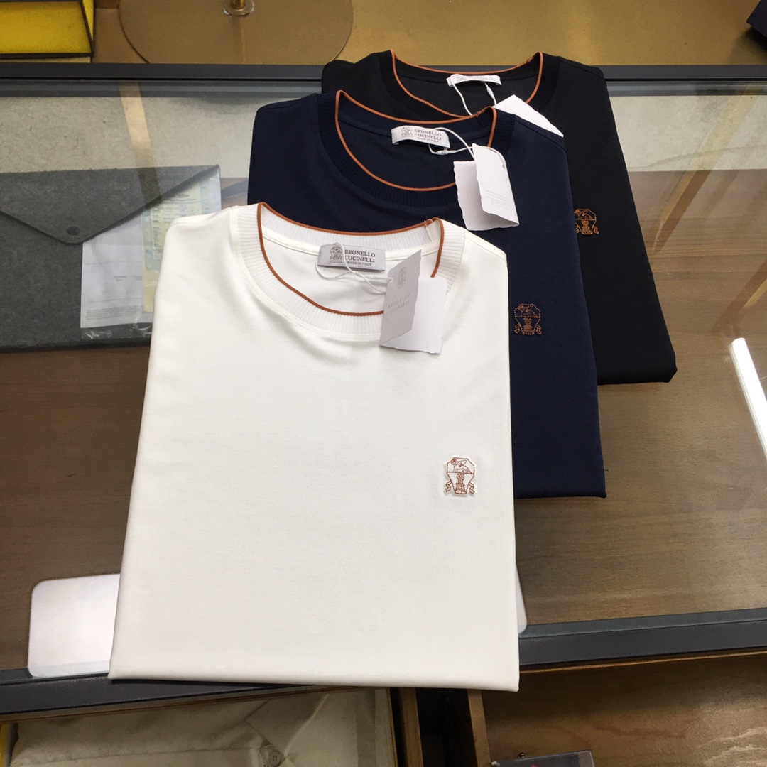 NO:447074,New counter product 'BC' 2025 new counter product highly recommends!  The classic counter style, exquisite logo logo round neck short-sleeved T-shirt, classic and versatile style, simple logo embroidery design, integrated style, neckline slightly fits the neck, upper body is straight and more fashionable, the overall upper body feel will not be too tight or too loose, very friendly to the figure, easy to wear and versatile, classic and out of style!  The fabric is made of mercerized fabric, with a warm luster on the surface. The upper body makes the skin more comfortable to touch the fabric. The upper body is very high-end, skin-friendly and breathable, crisp and stylish. Orders of full-quality color Black Blue White Size M-3XL Try on 172-148 for wearing L, T-shirt,tees, t-shirt,alexander wang19860909专柜新品《BC》 2025专柜新品强烈推荐！专柜经典款 精美logo标志圆领短袖T恤 经典百搭款 简约标志刺绣的设计 合体的版型 领口微微贴合颈部 上身挺拔而更具时尚感 整体上身感不会过紧或者过松 对身材很友好 好穿又百搭经典不过时！ 面料采用 丝光面料 表面有着温润的光泽感 上身让皮肤接触面料更加舒适. 上身很高档 亲肤透气,挺括有型 全品相的订单 颜色 黑色 蓝色 白色 尺码M-3XL 试穿172-148穿L合适,,T-shirt,tees，t-shirt,alexander wang,Men's clothing