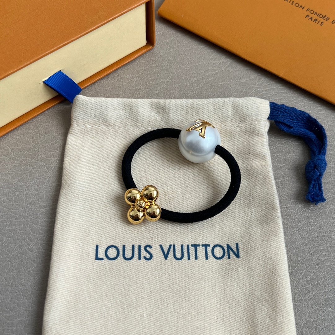 Retro-Styled Louis Vuitton LV Collection with Unique Design and Exorcism Theme - 图片 3