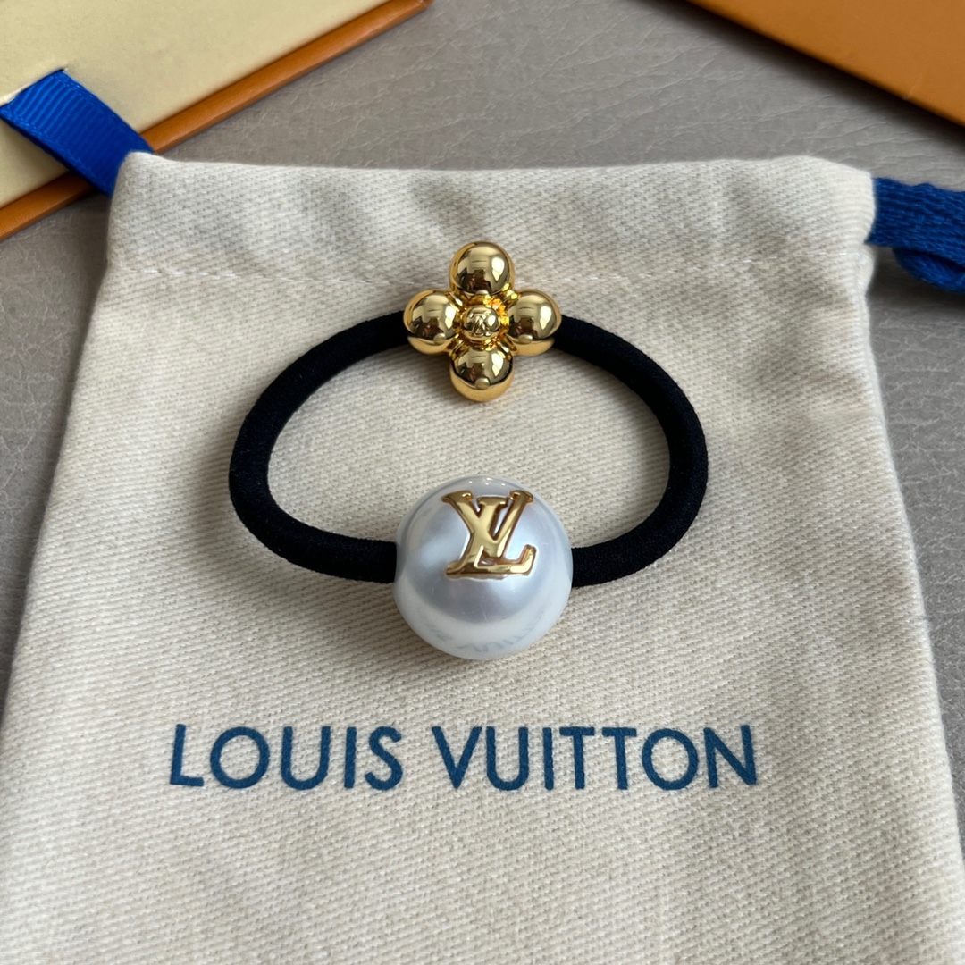 Retro-Styled Louis Vuitton LV Collection with Unique Design and Exorcism Theme - 图片 4