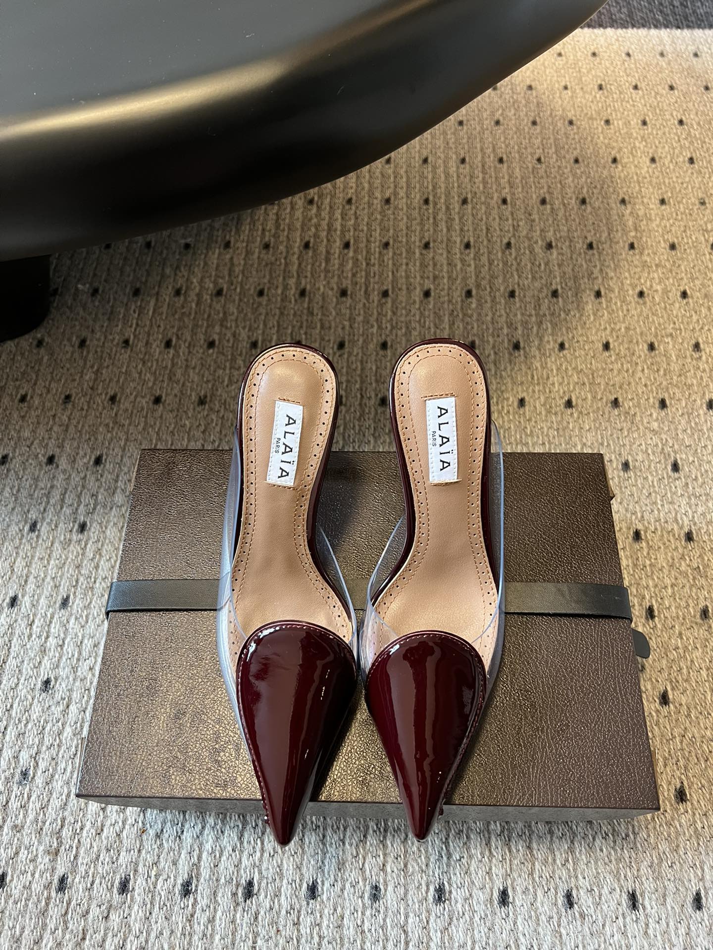 NO:408351,Alaia 25ss early spring new style. Pointed high heels semi-slippers that will make you excited when you wear it. The transparent design shows your legs long. Alaia love high heels. The love design simply captures the girl's heart of every woman. The transparent material makes you look taller and thinner. When you wear it, you feel like you are a runaway princess. It's very easy to wear and look good!  Favorite high heels of the year, material PVC cowhide leather, inner sheepskin, heel height 9cm, size: 35-39 (40 customization, non-return, semi-torque, alaia, high heels, slippers, cowhide, sheepskin19860909Alaia 25ss早春新款 穿上就会心动的尖头高跟半拖鞋 透明设计超显腿长 alaia爱心高跟鞋 爱心的设计简直就是会俘获每个女人的少女心 透明材质显高显细 穿上就觉得自己是在逃公主 特别好穿好好看！年度最爱的高跟鞋 材质PVC拼牛皮 内里羊皮 跟高9cm 码数:35-39（40定制不退换,半拖,alaia,high heels,slippers,cowhide,sheepskin,Women's Shoes