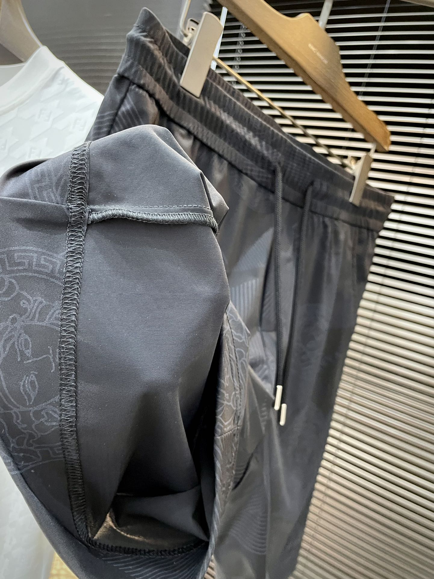 “Versace Spring 2025 Leisure Shorts: Custom-made Comfort and Style for Summer” - 图片 6