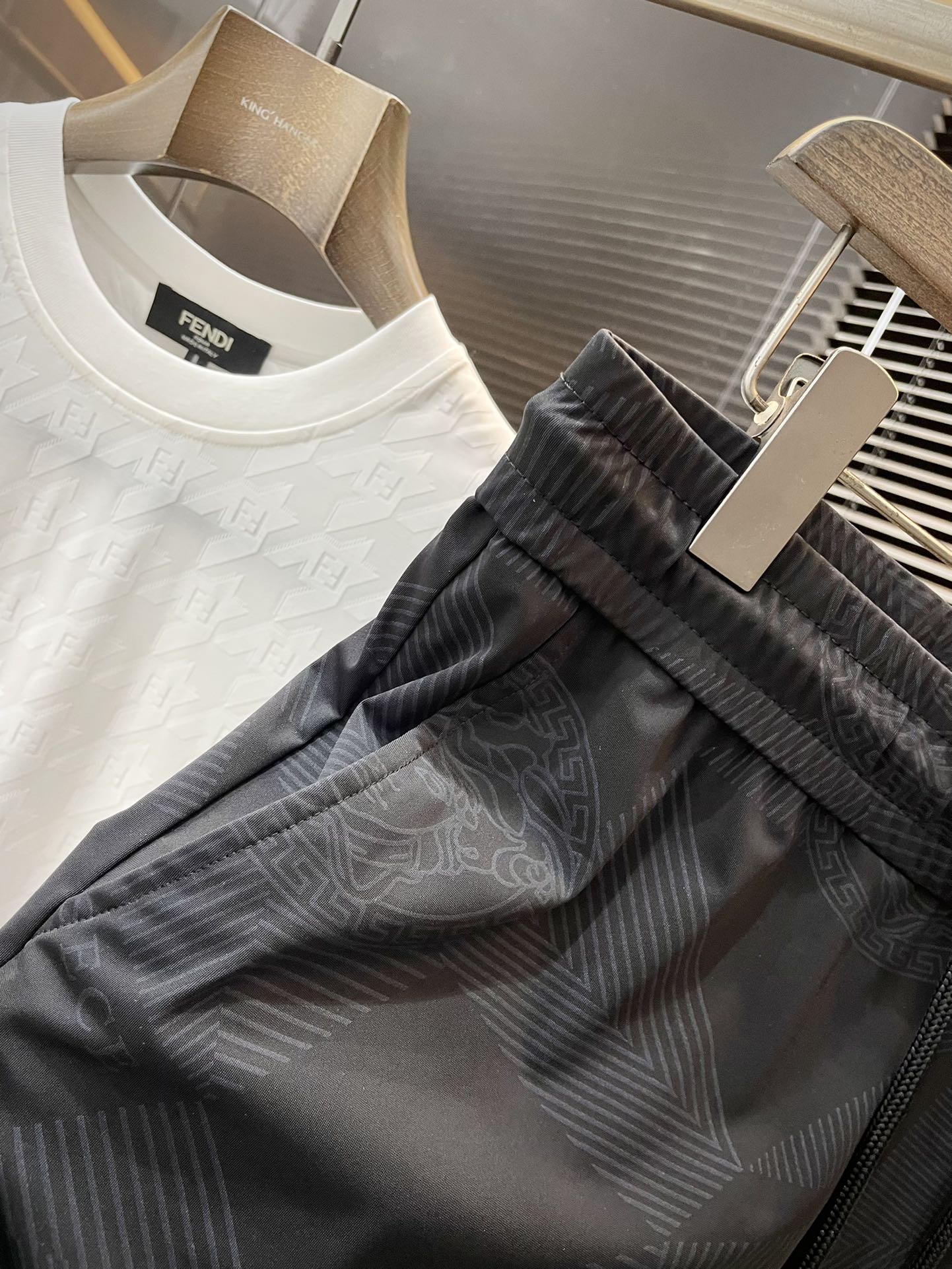 “Versace Spring 2025 Leisure Shorts: Custom-made Comfort and Style for Summer” - 图片 5